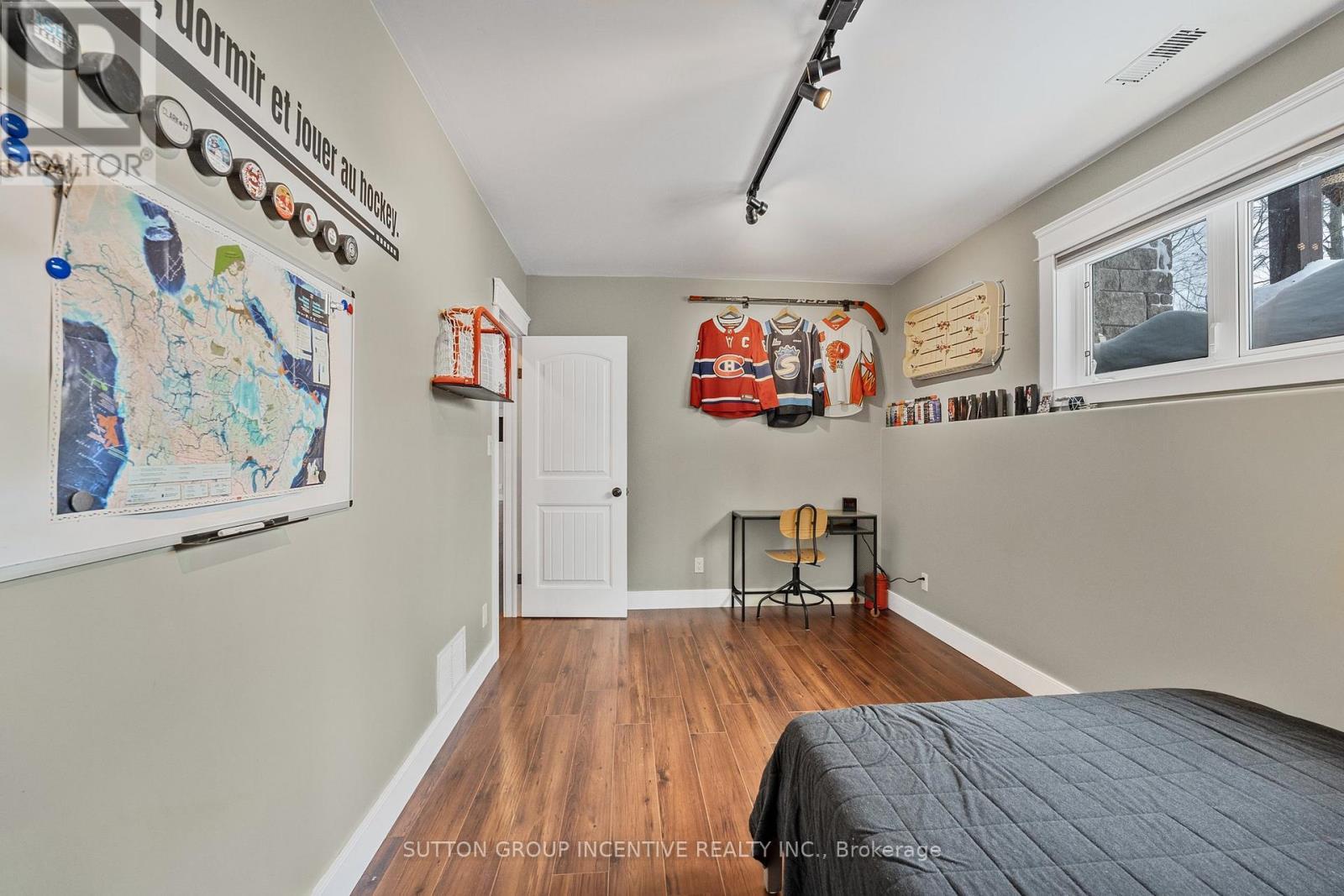 48 Tall Pines Drive, Tiny, ON - Indoor Photo Showing Bedroom