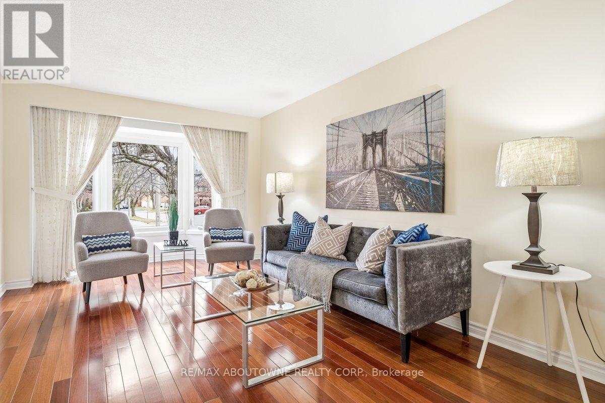 4538 Mayflower Drive, Mississauga, ON - Indoor Photo Showing Living Room