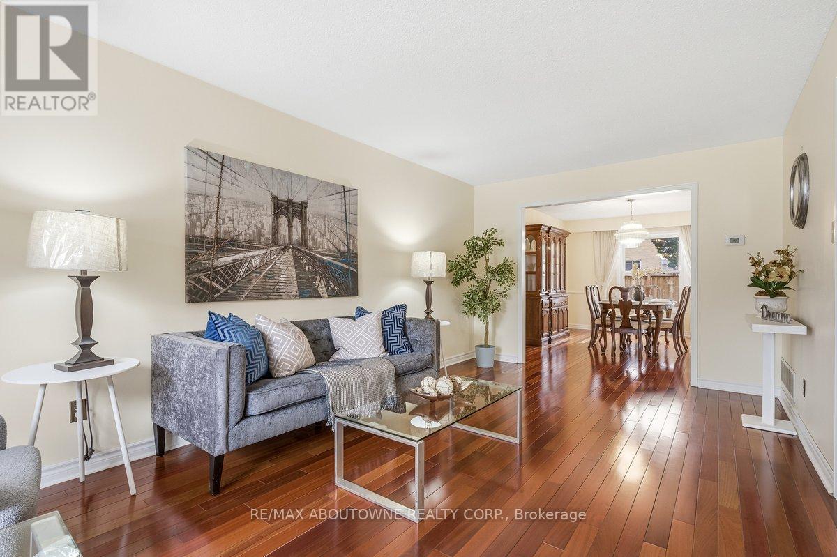 4538 Mayflower Drive, Mississauga, ON - Indoor Photo Showing Living Room