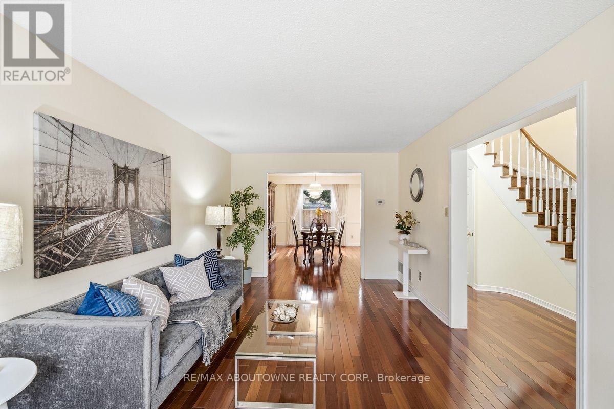 4538 Mayflower Drive, Mississauga, ON - Indoor Photo Showing Living Room