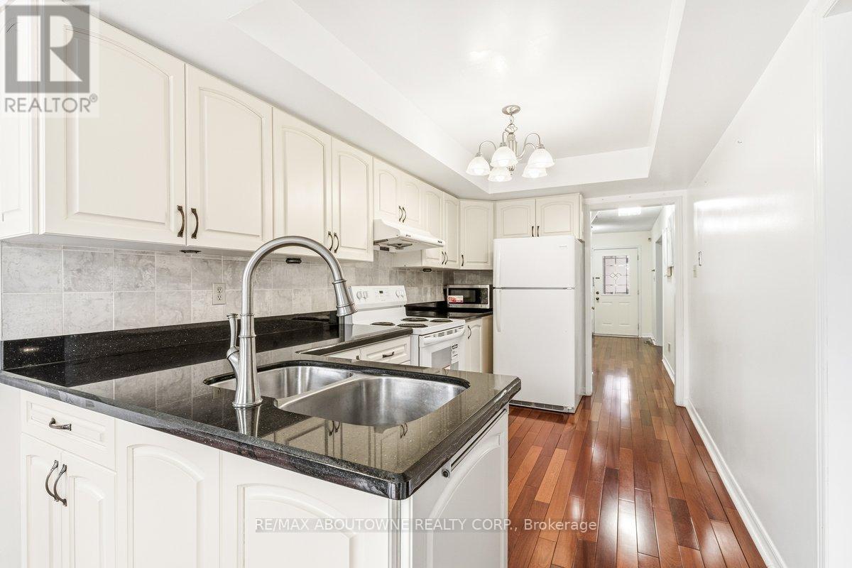 4538 Mayflower Drive, Mississauga, ON - Indoor Photo Showing Kitchen With Double Sink