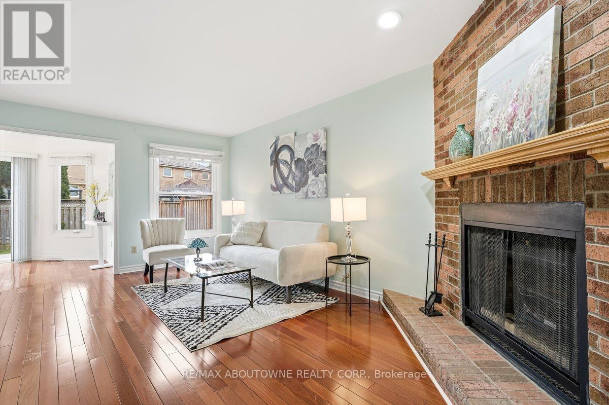 4538 Mayflower Drive, Mississauga, ON - Indoor Photo Showing Living Room With Fireplace