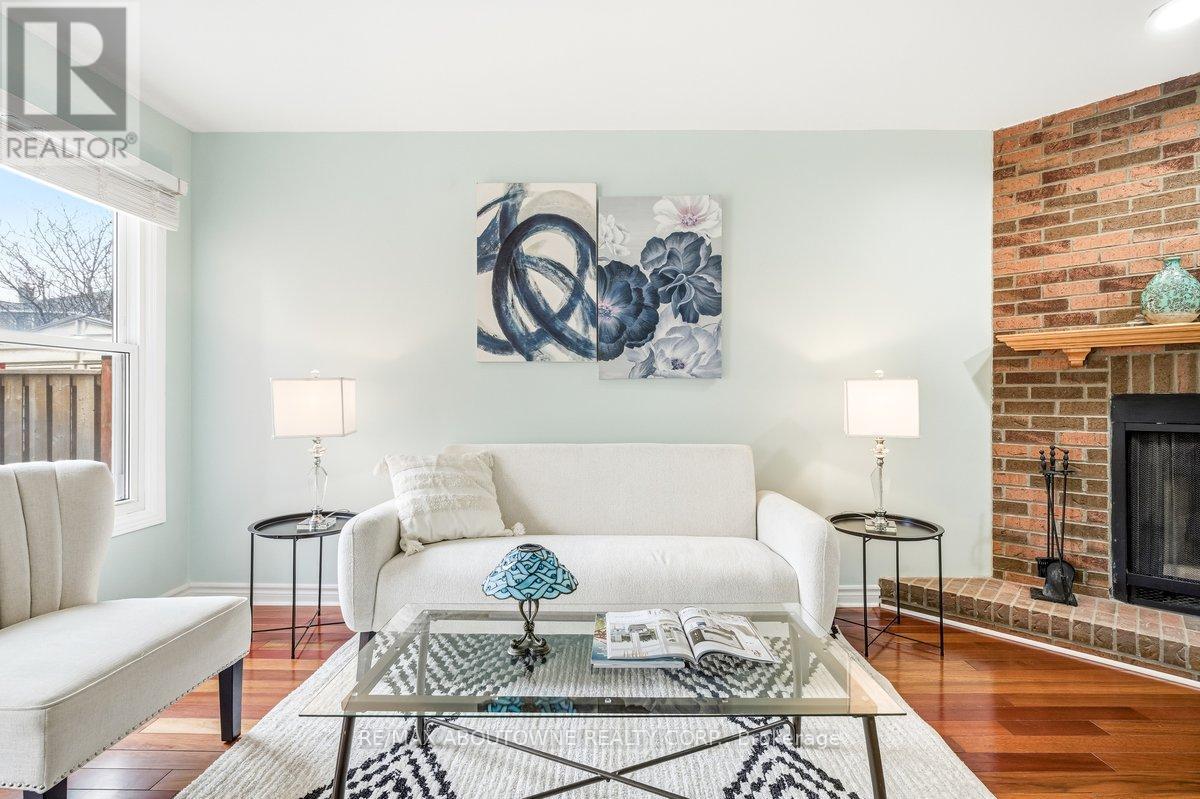 4538 Mayflower Drive, Mississauga, ON - Indoor Photo Showing Living Room With Fireplace