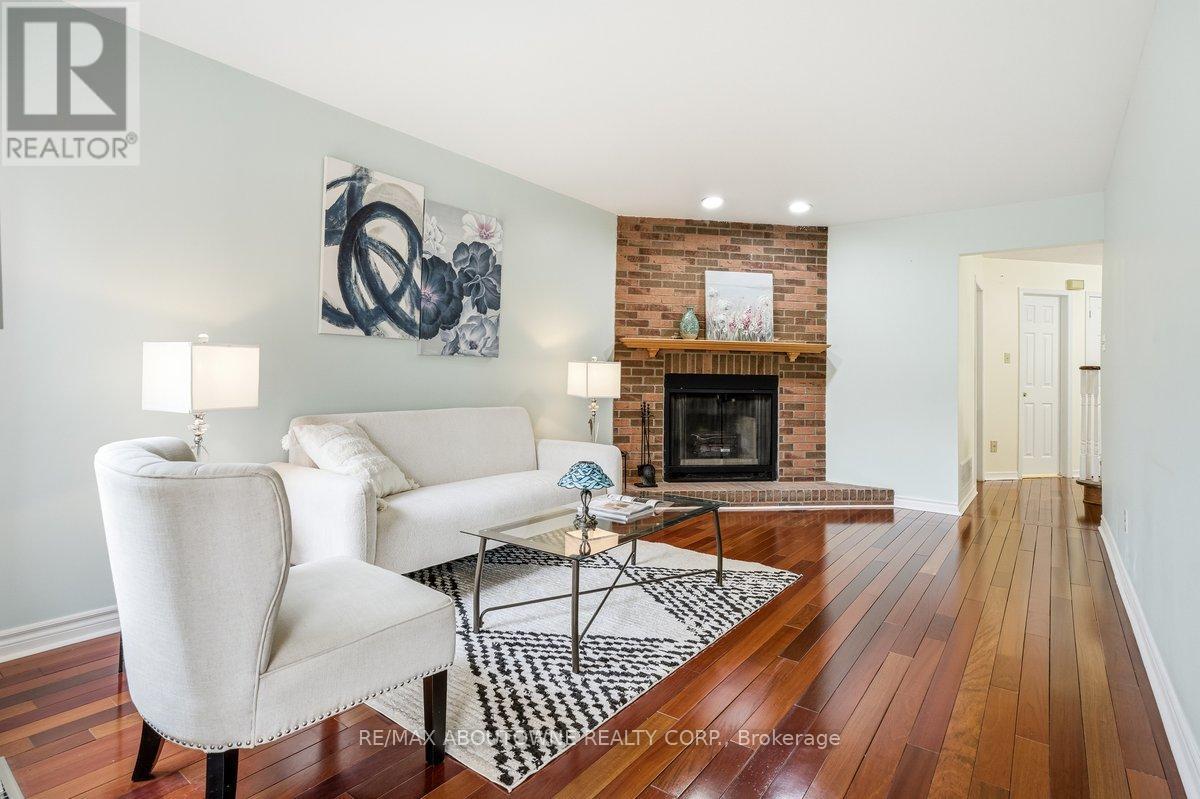4538 Mayflower Drive, Mississauga, ON - Indoor Photo Showing Living Room With Fireplace