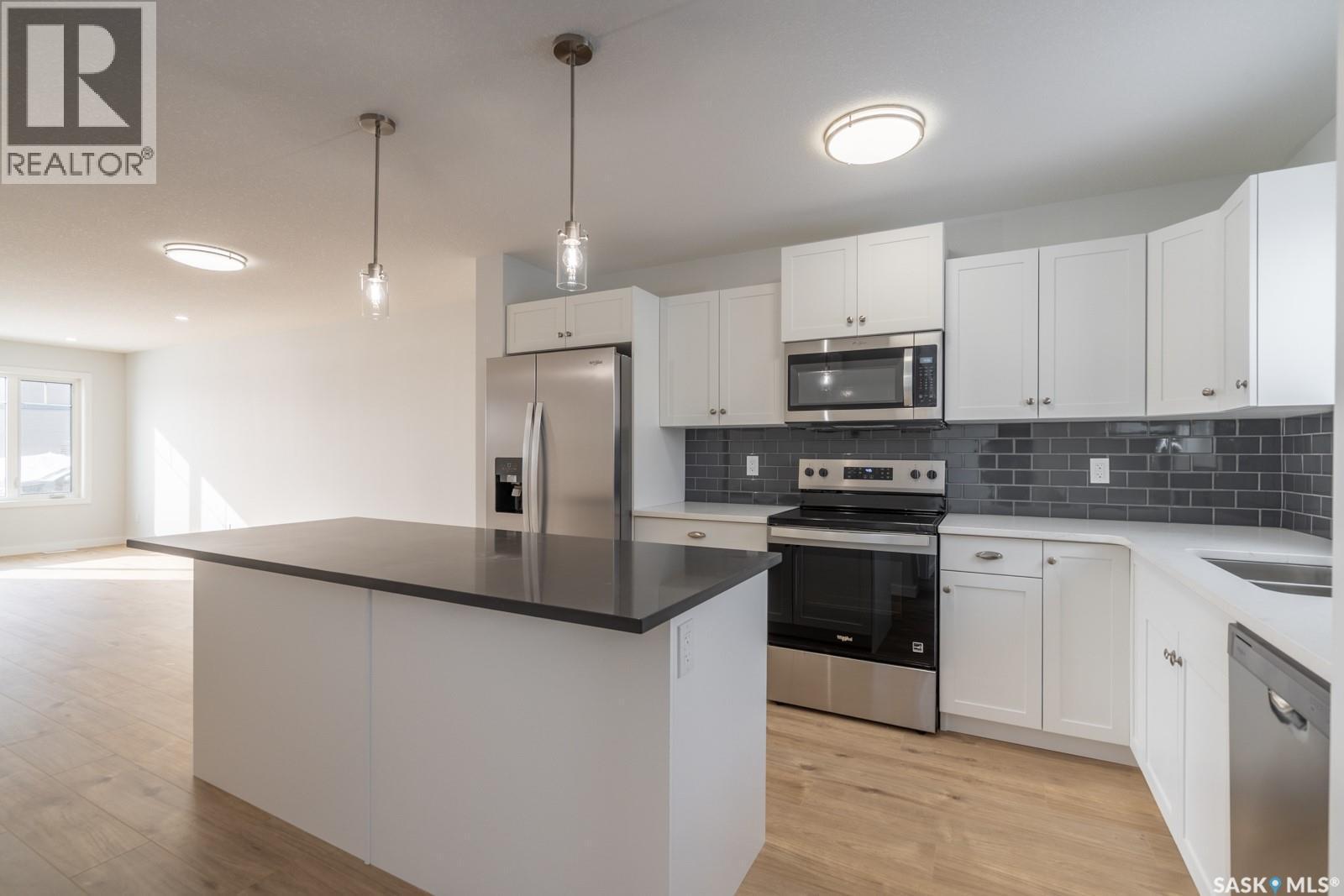 1775 Red Spring Street, Regina, SK - Indoor Photo Showing Kitchen With Double Sink With Upgraded Kitchen