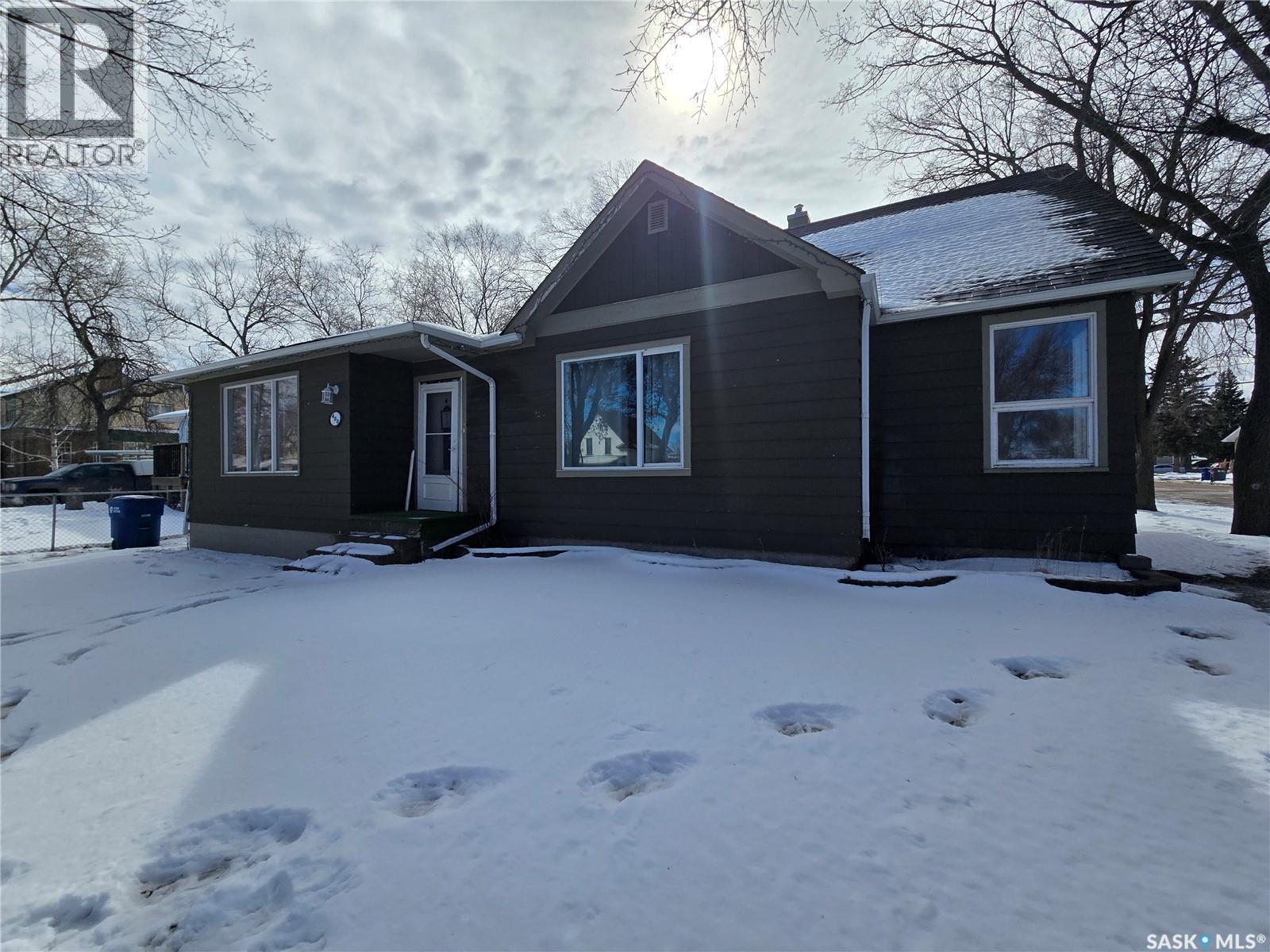 400 4Th Avenue E, Assiniboia, SK - Outdoor