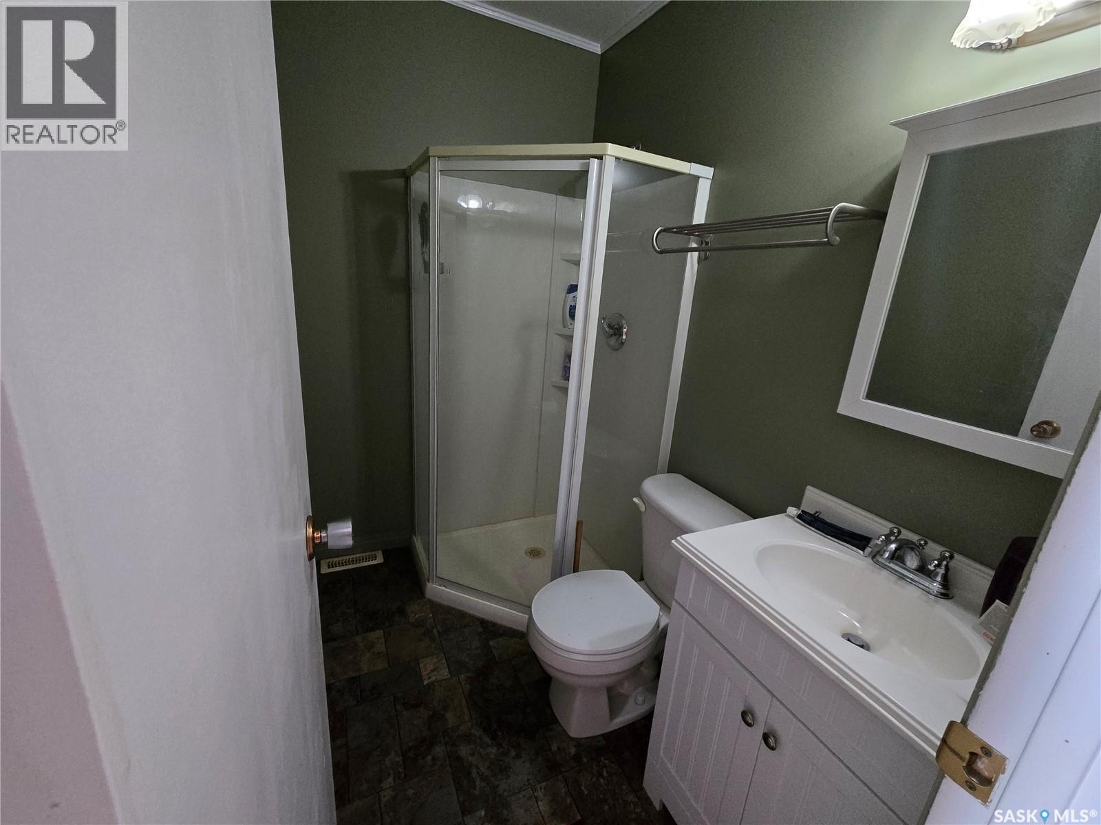 400 4Th Avenue E, Assiniboia, SK - Indoor Photo Showing Bathroom