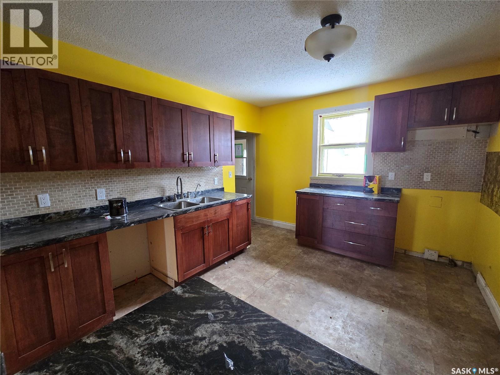 400 4Th Avenue E, Assiniboia, SK - Indoor Photo Showing Kitchen With Double Sink