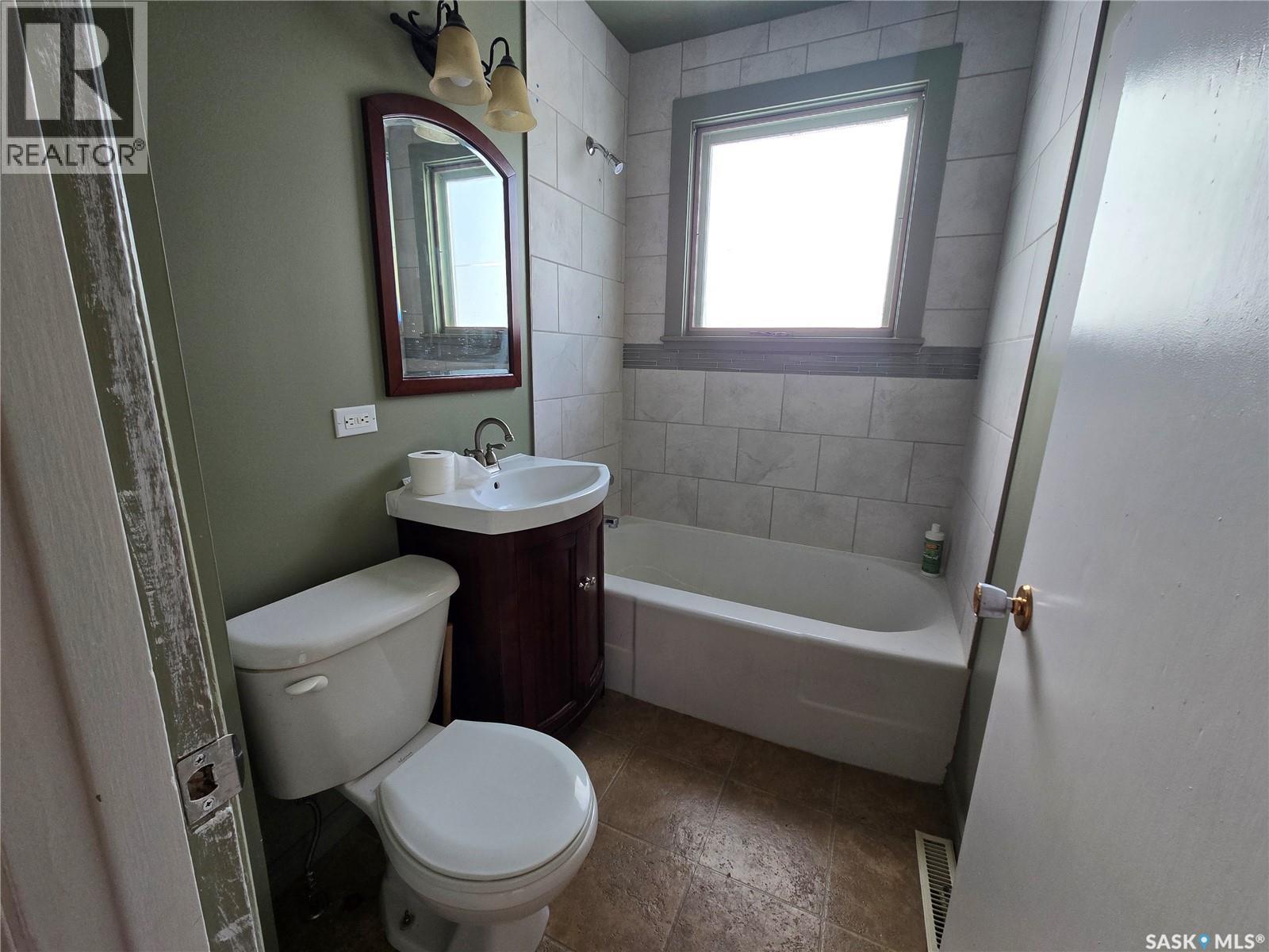 400 4Th Avenue E, Assiniboia, SK - Indoor Photo Showing Bathroom
