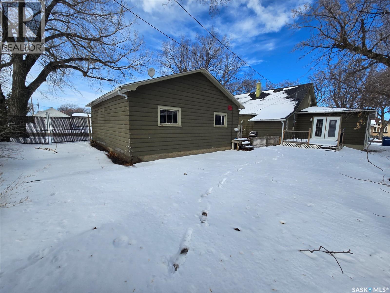 400 4Th Avenue E, Assiniboia, SK - Outdoor