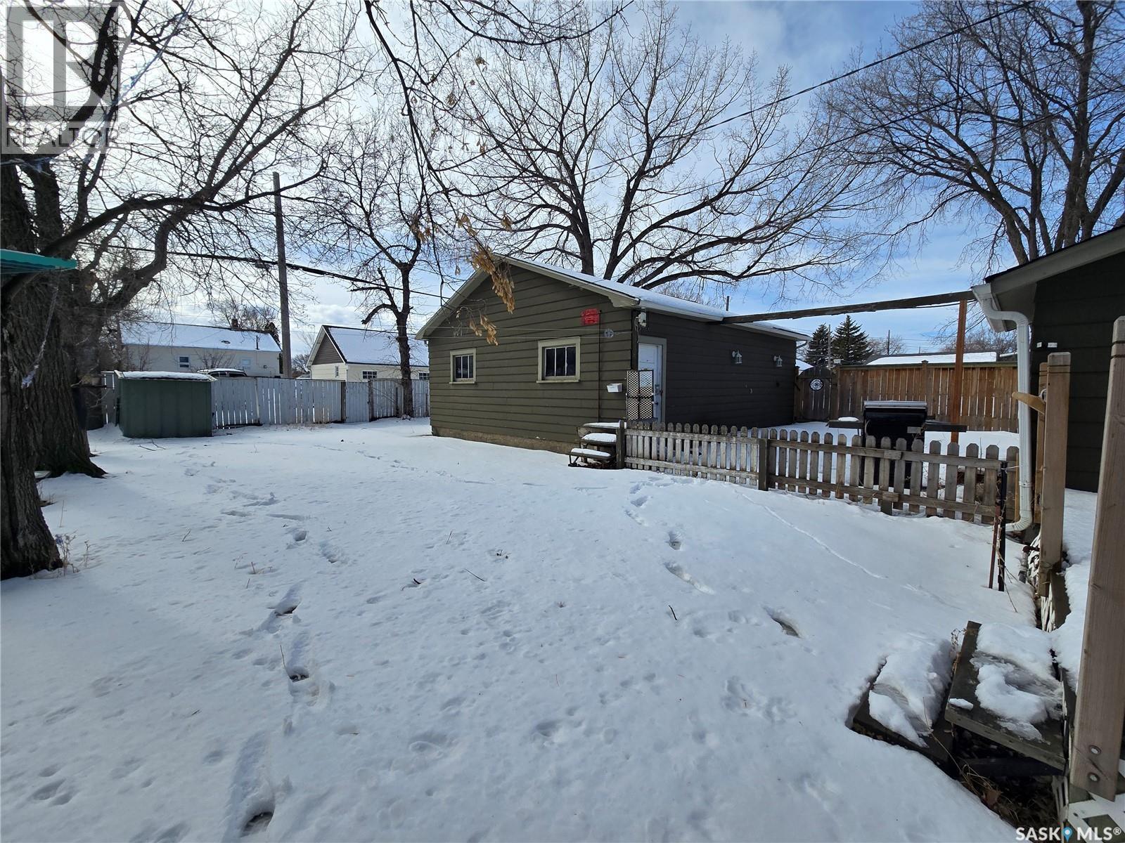 400 4Th Avenue E, Assiniboia, SK - Outdoor