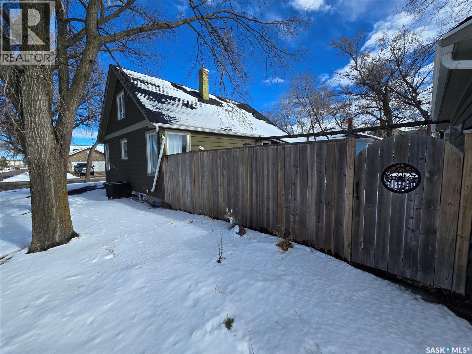 400 4Th Avenue E, Assiniboia, SK - Outdoor