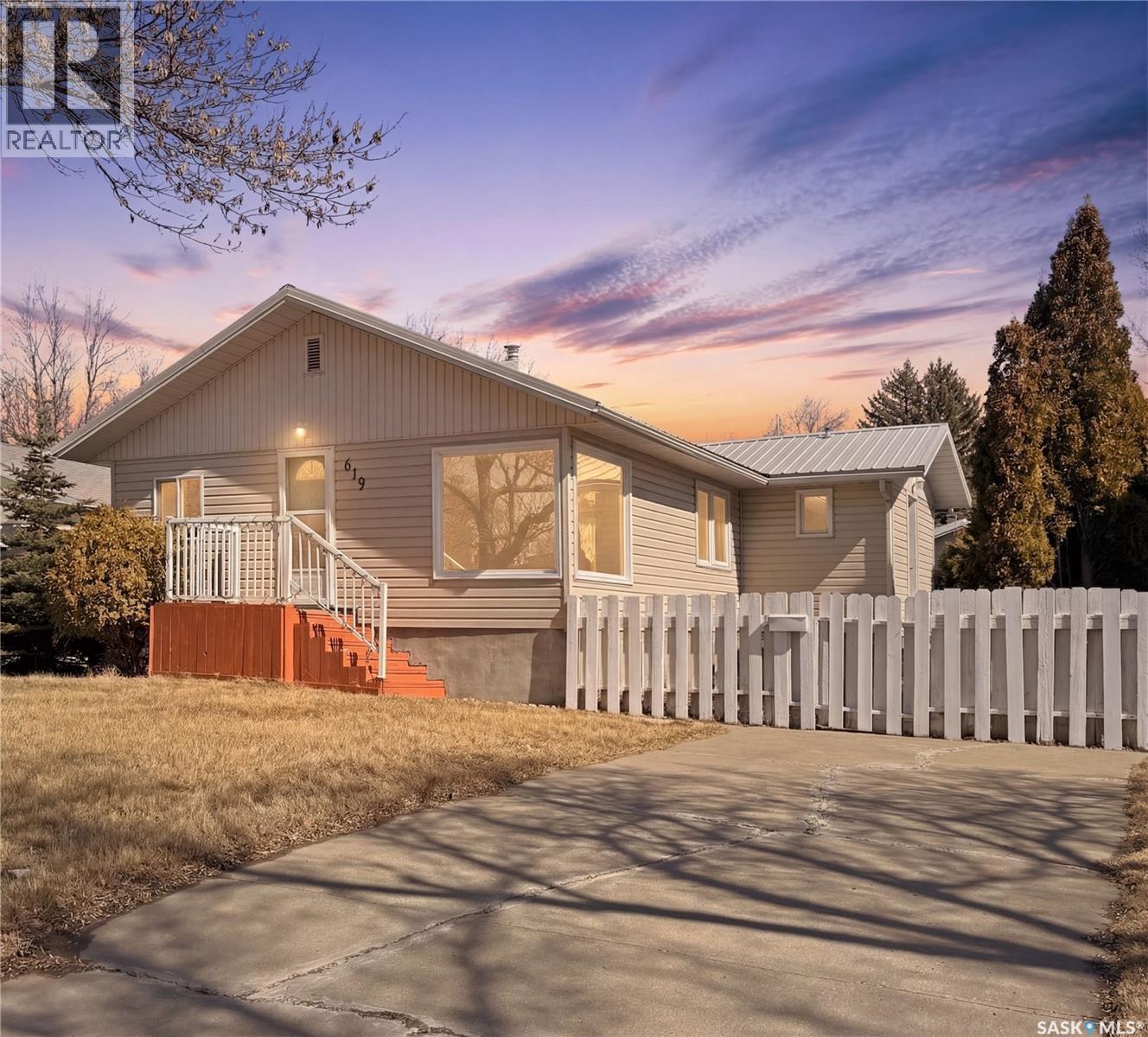 619 4Th Avenue Nw, Swift Current, SK - Outdoor With Deck Patio Veranda