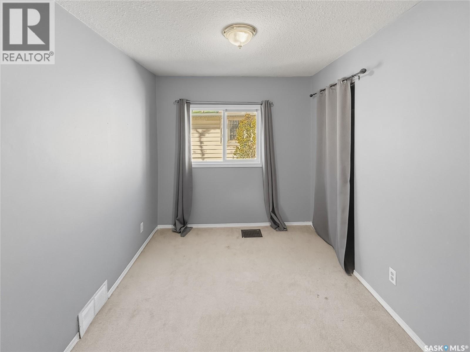 619 4Th Avenue Nw, Swift Current, SK - Indoor Photo Showing Other Room