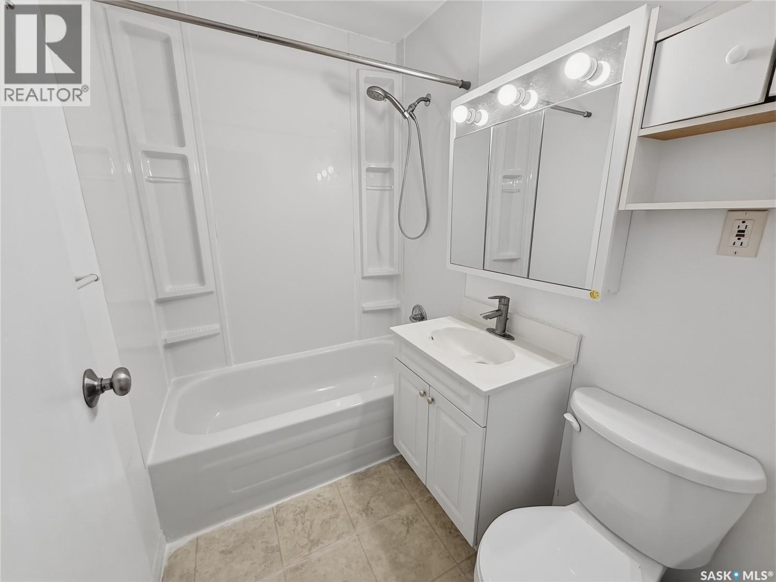 619 4Th Avenue Nw, Swift Current, SK - Indoor Photo Showing Bathroom