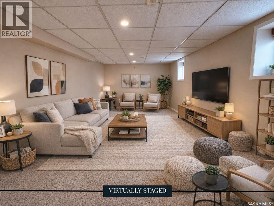 619 4Th Avenue Nw, Swift Current, SK - Indoor Photo Showing Living Room