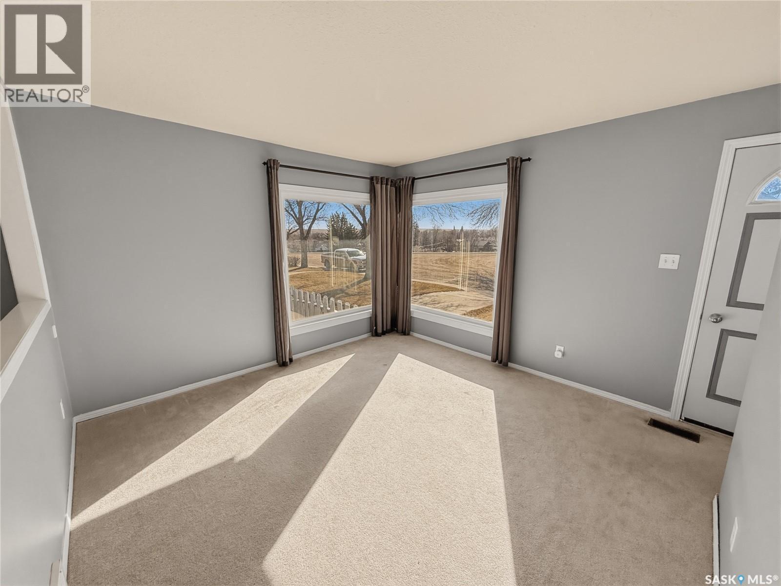 619 4Th Avenue Nw, Swift Current, SK - Indoor Photo Showing Other Room