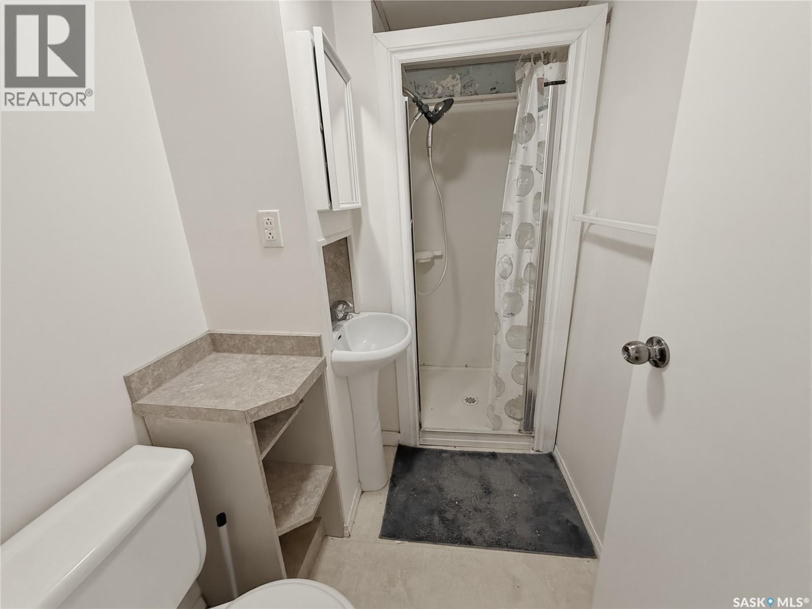 619 4Th Avenue Nw, Swift Current, SK - Indoor Photo Showing Bathroom