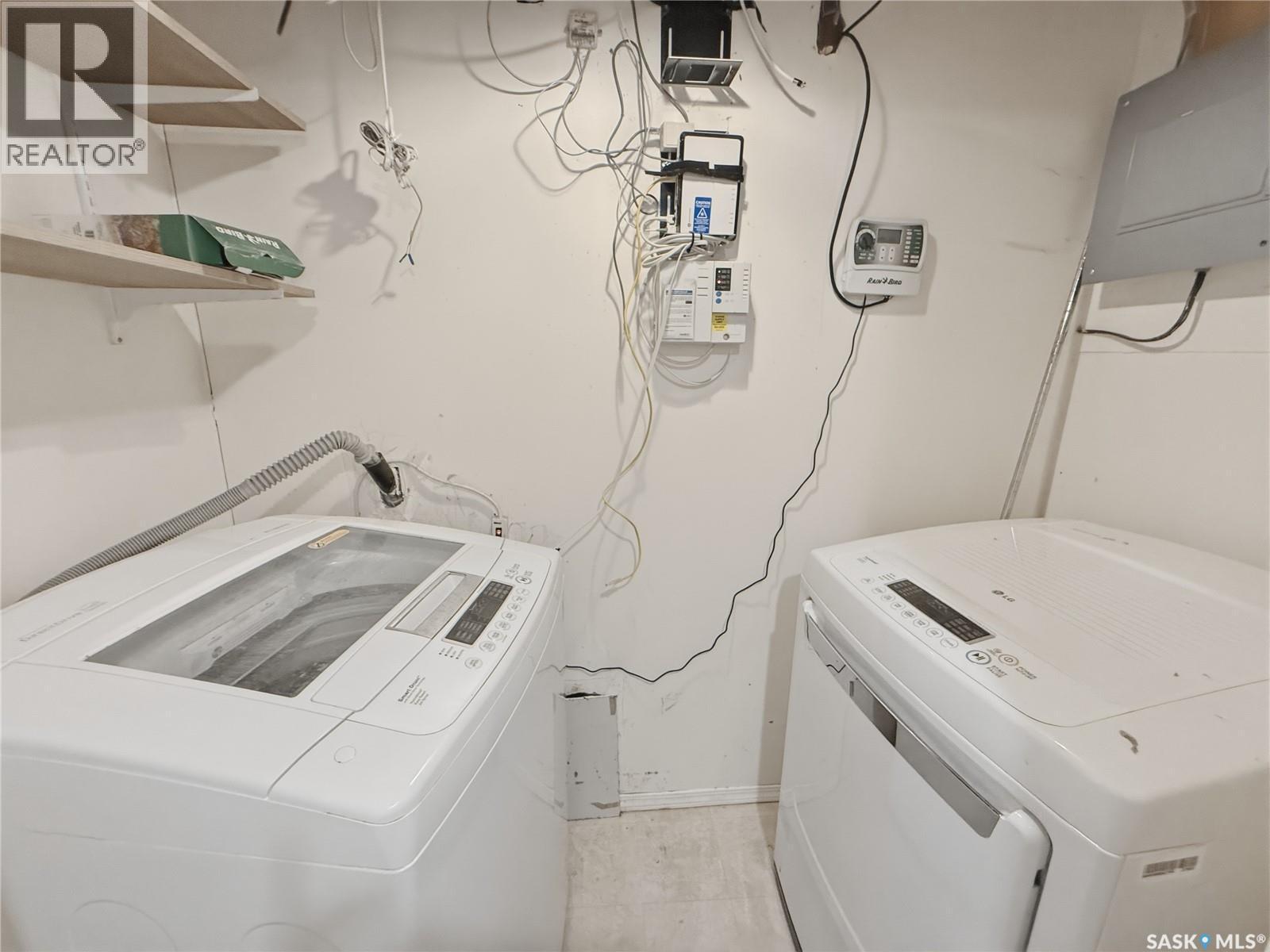 619 4Th Avenue Nw, Swift Current, SK - Indoor Photo Showing Laundry Room