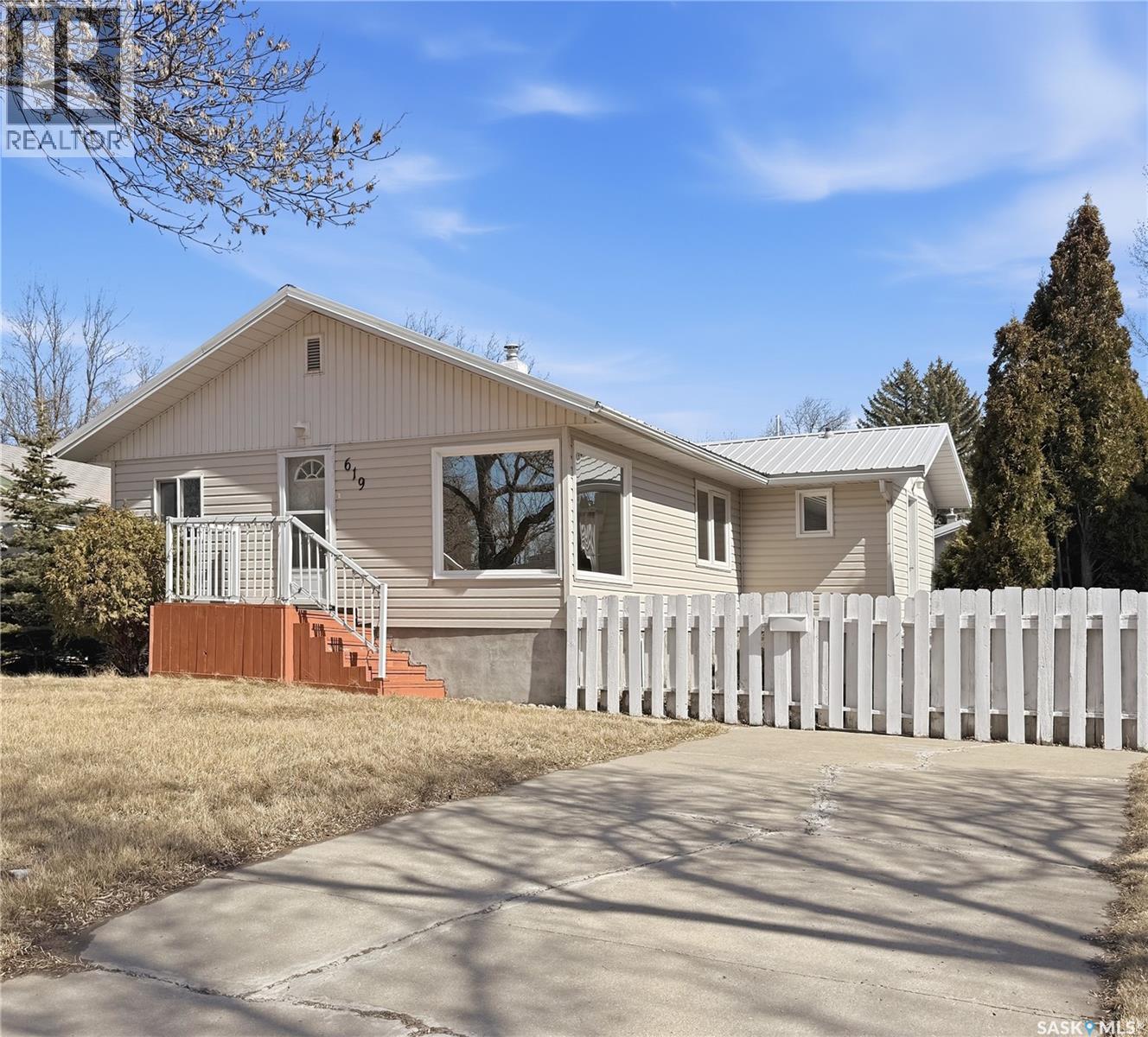 619 4Th Avenue Nw, Swift Current, SK - Outdoor With Deck Patio Veranda