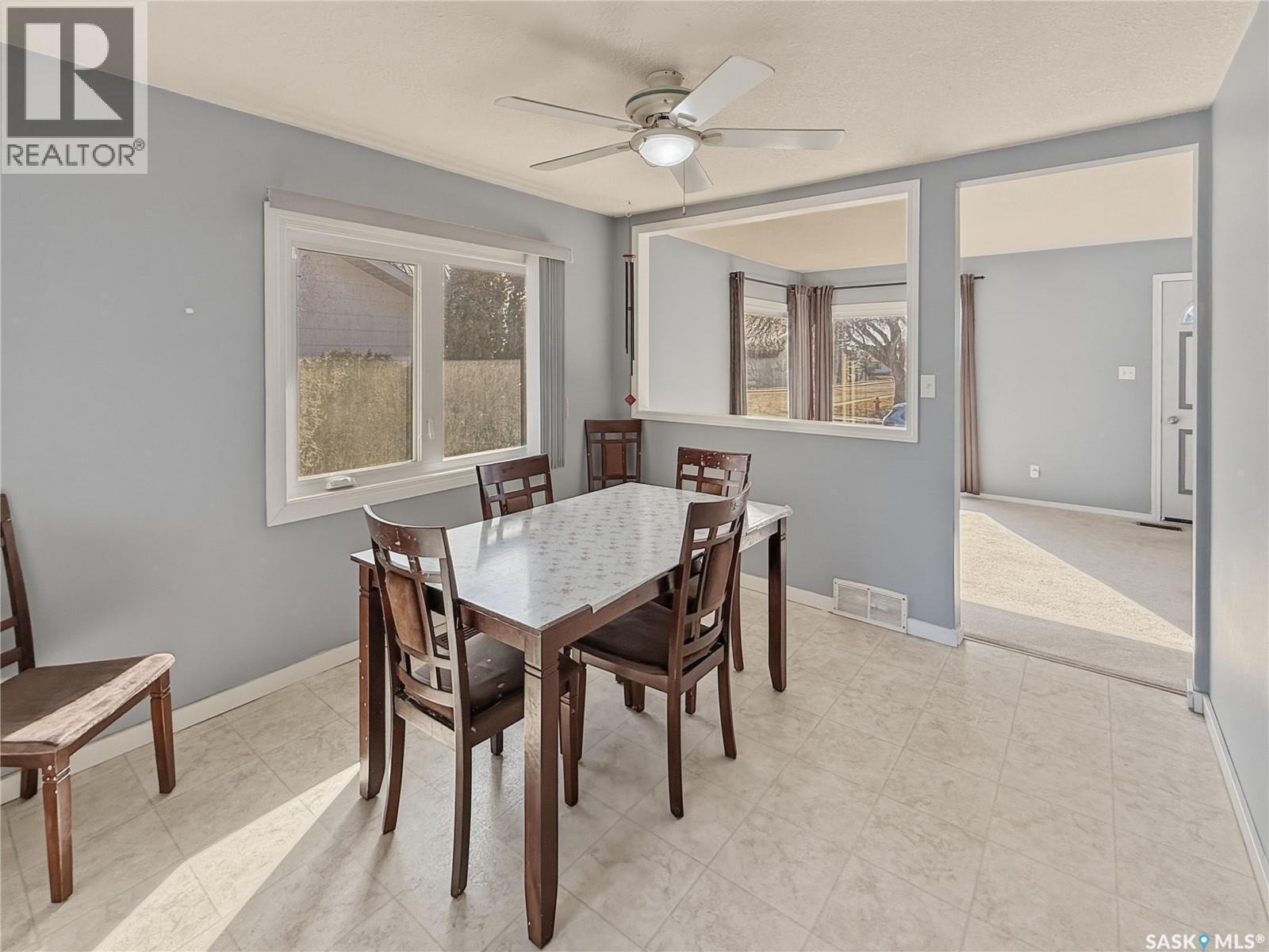 619 4Th Avenue Nw, Swift Current, SK - Indoor Photo Showing Dining Room
