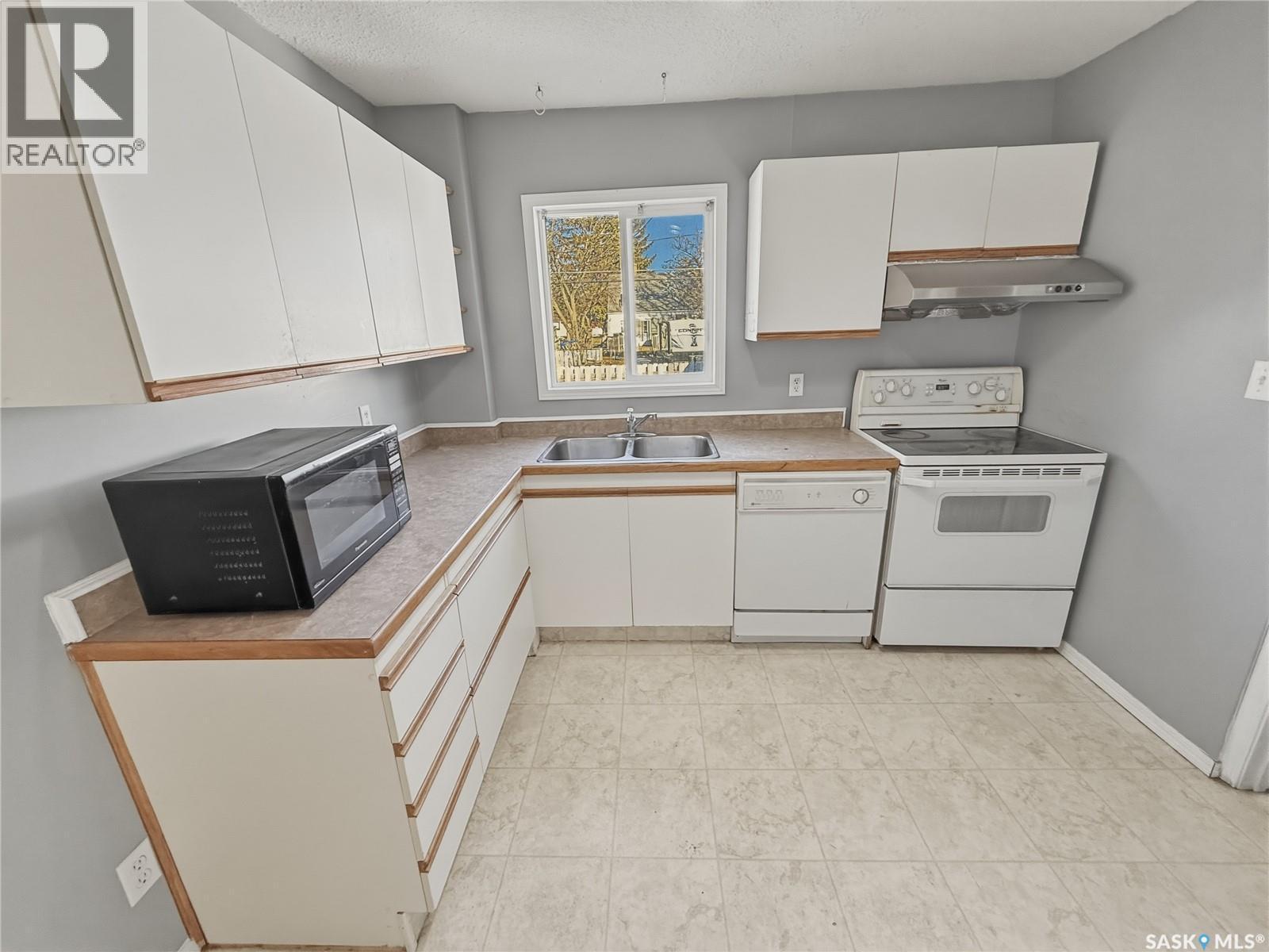 619 4Th Avenue Nw, Swift Current, SK - Indoor Photo Showing Kitchen