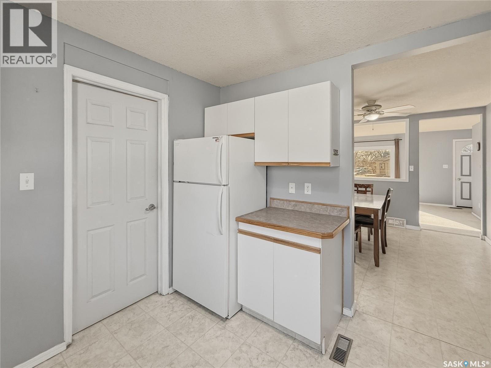 619 4Th Avenue Nw, Swift Current, SK - Indoor Photo Showing Kitchen