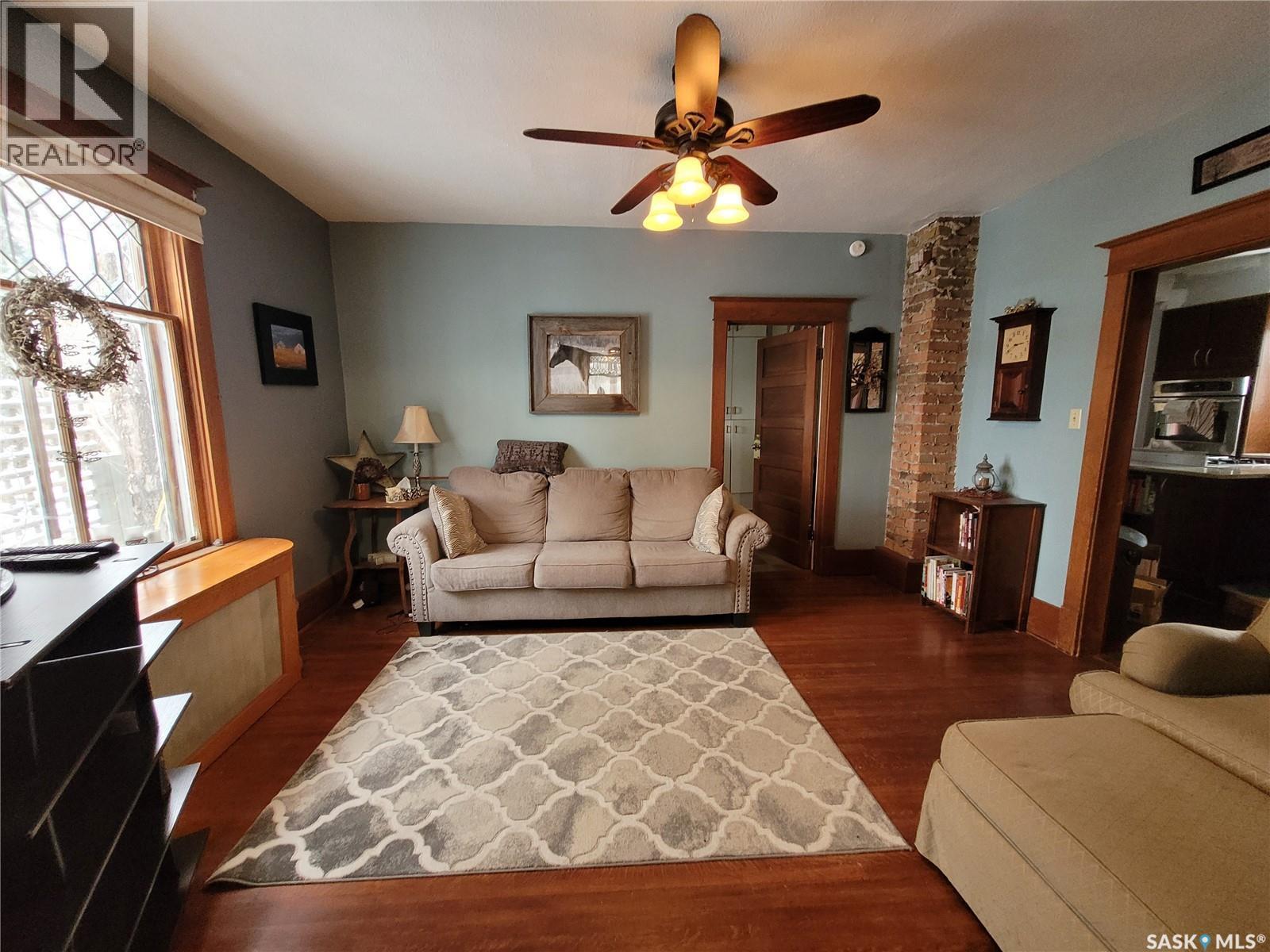 717 Coteau Avenue, Weyburn, SK - Indoor Photo Showing Living Room