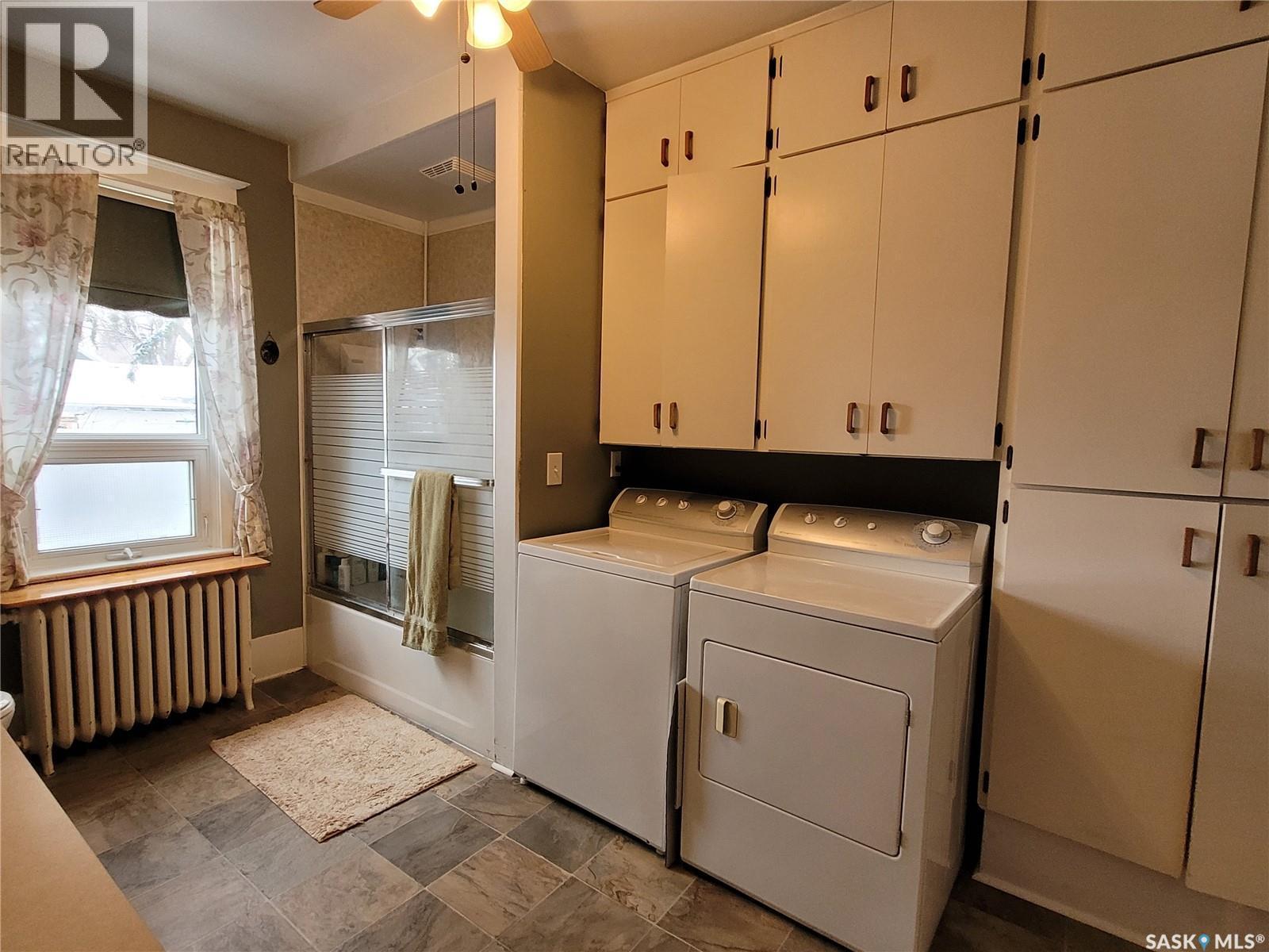 717 Coteau Avenue, Weyburn, SK - Indoor Photo Showing Laundry Room