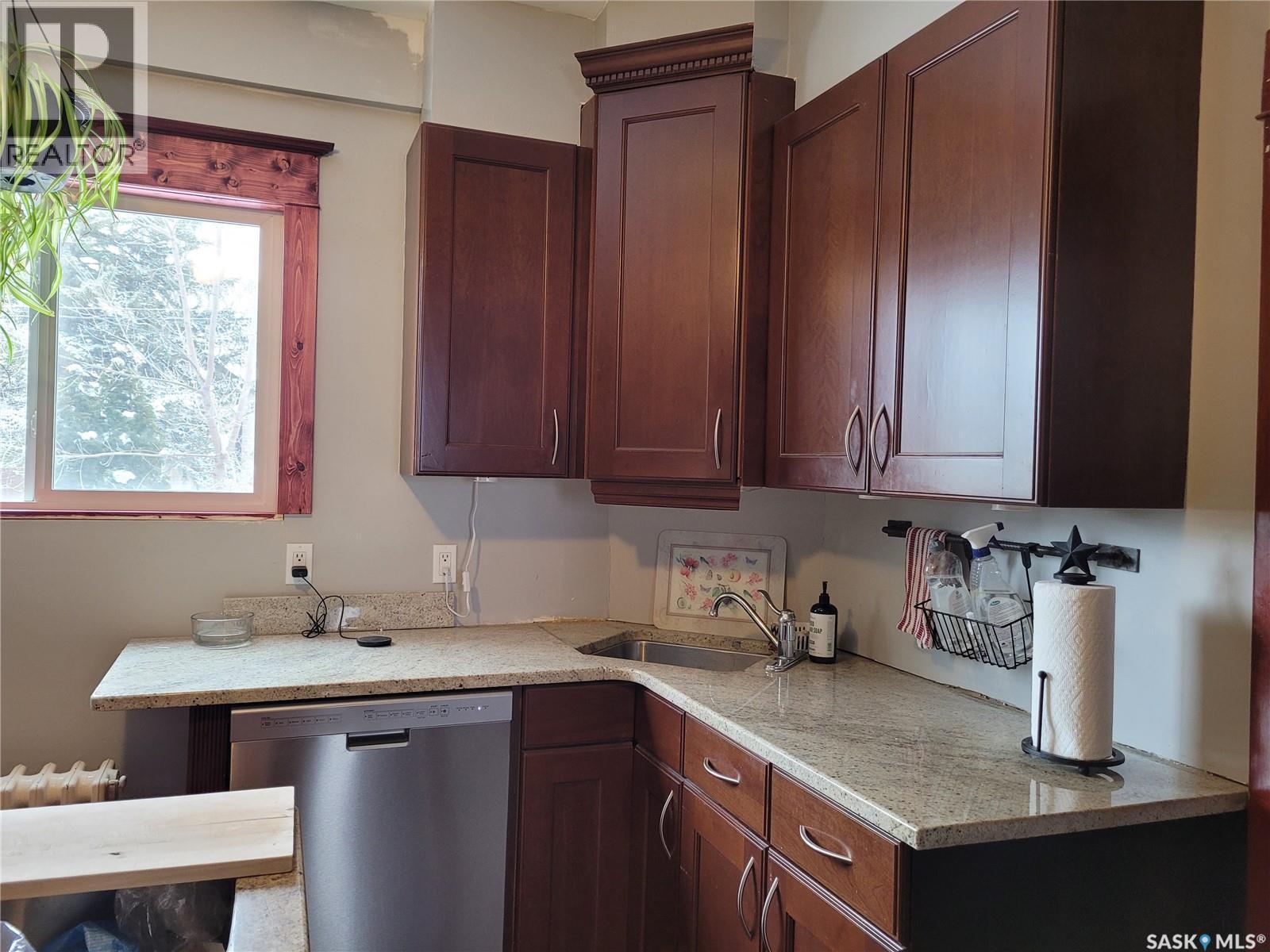 717 Coteau Avenue, Weyburn, SK - Indoor Photo Showing Kitchen
