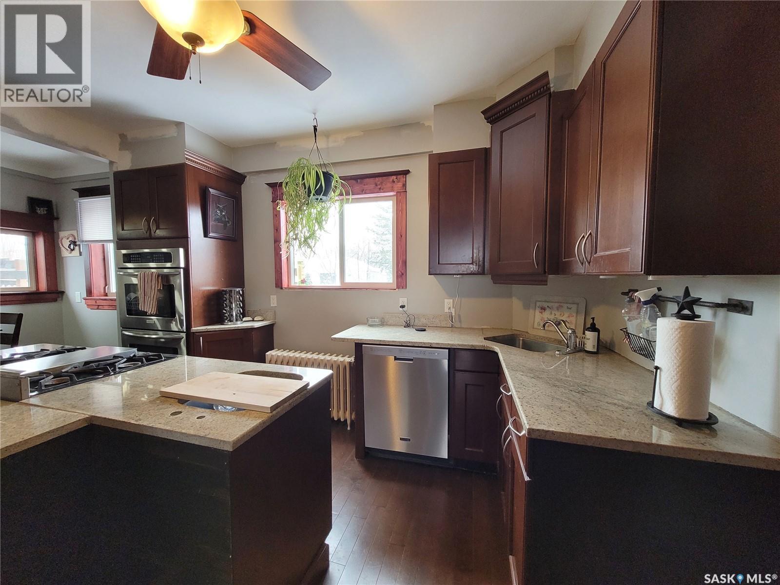 717 Coteau Avenue, Weyburn, SK - Indoor Photo Showing Kitchen