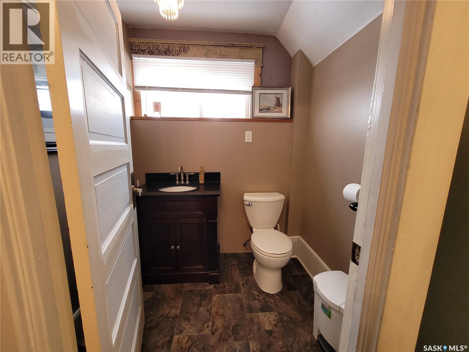 717 Coteau Avenue, Weyburn, SK - Indoor Photo Showing Bathroom
