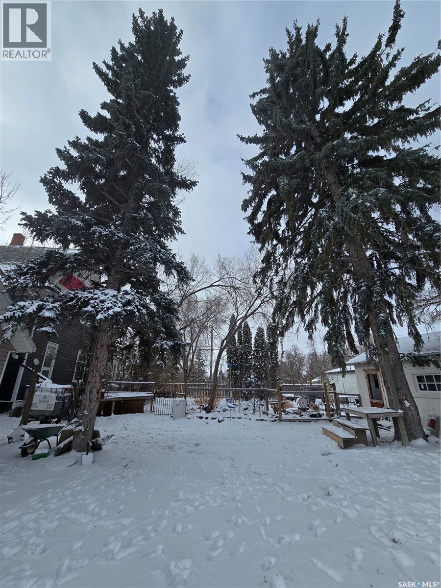 717 Coteau Avenue, Weyburn, SK - Outdoor