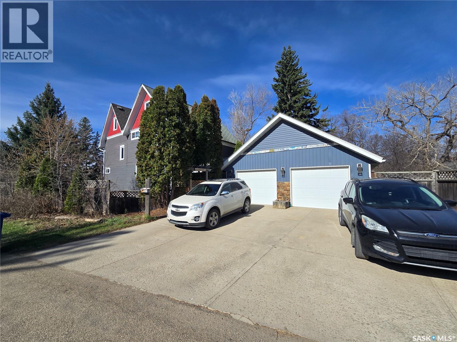 717 Coteau Avenue, Weyburn, SK - Outdoor