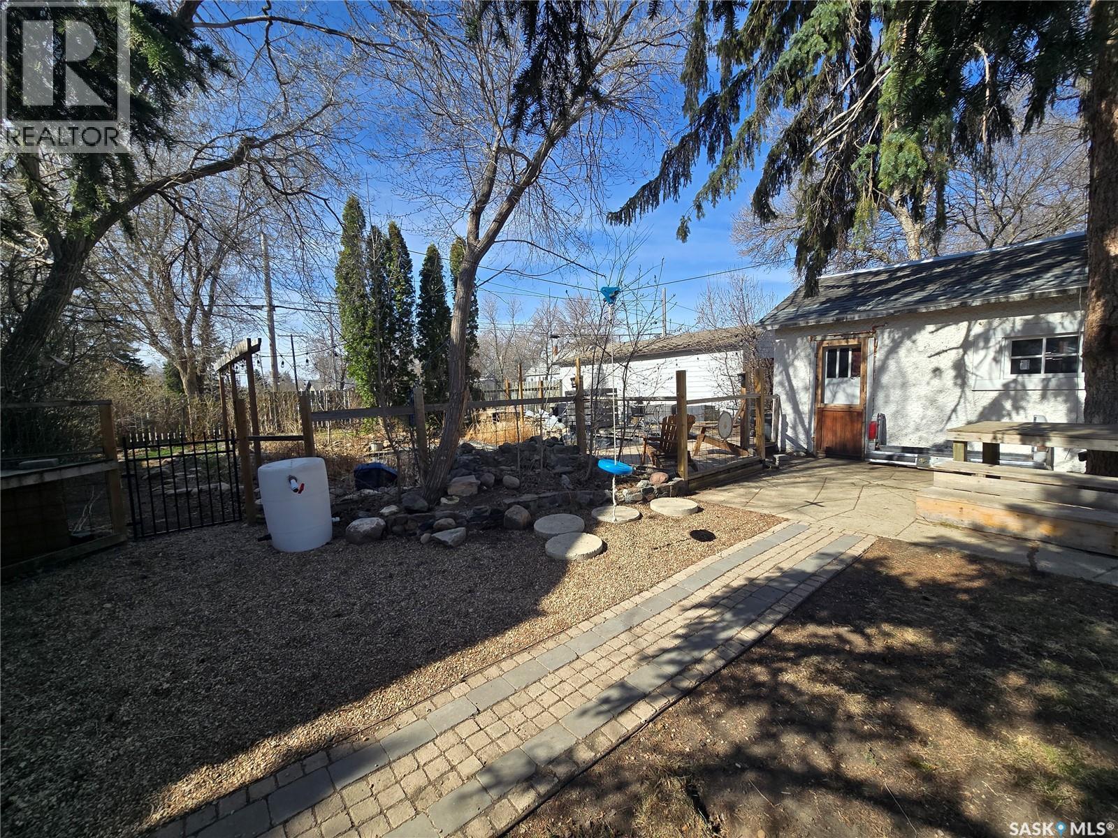 717 Coteau Avenue, Weyburn, SK - Outdoor