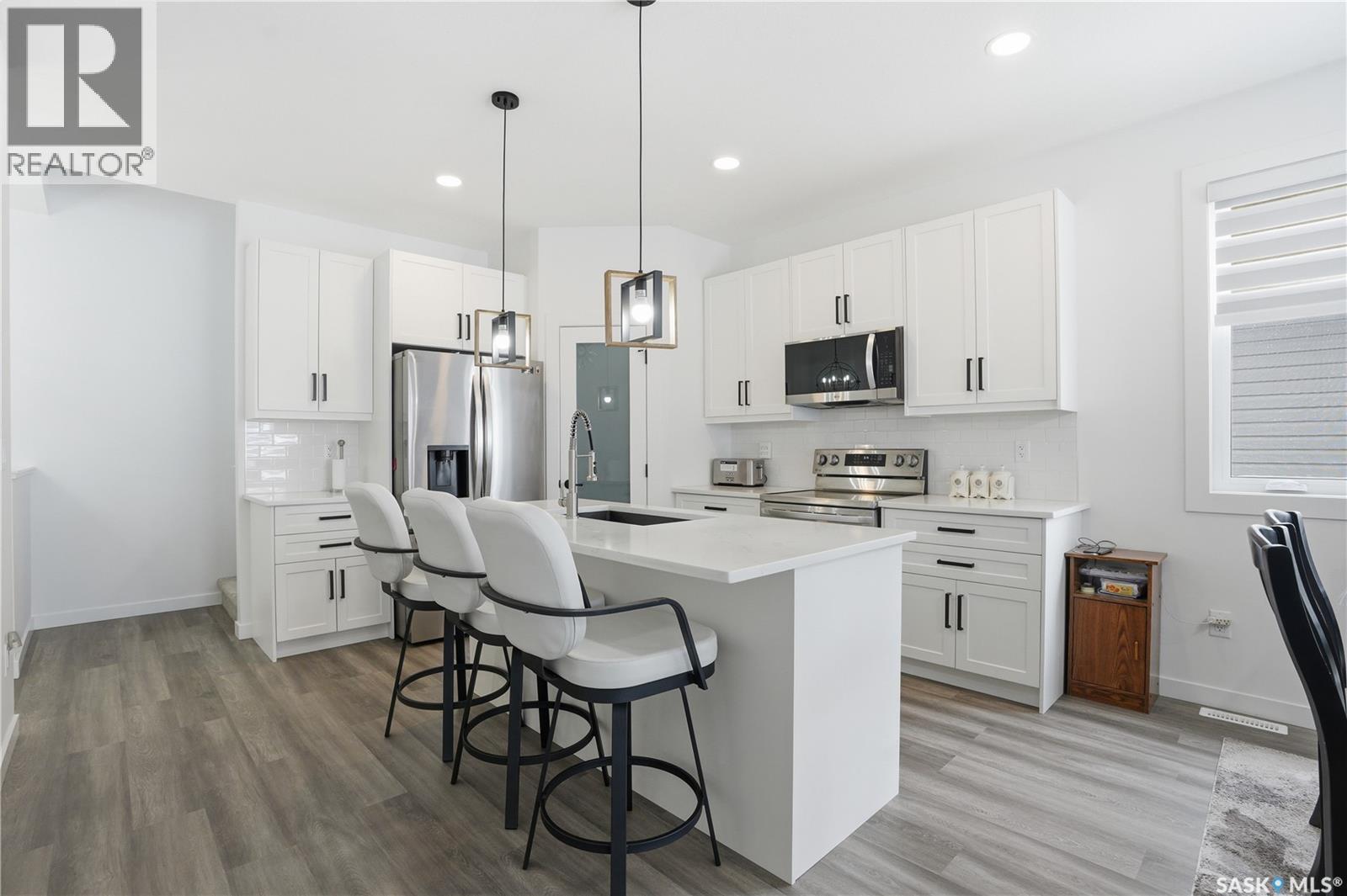 194 Sharma Lane, Saskatoon, SK - Indoor Photo Showing Kitchen With Stainless Steel Kitchen With Upgraded Kitchen