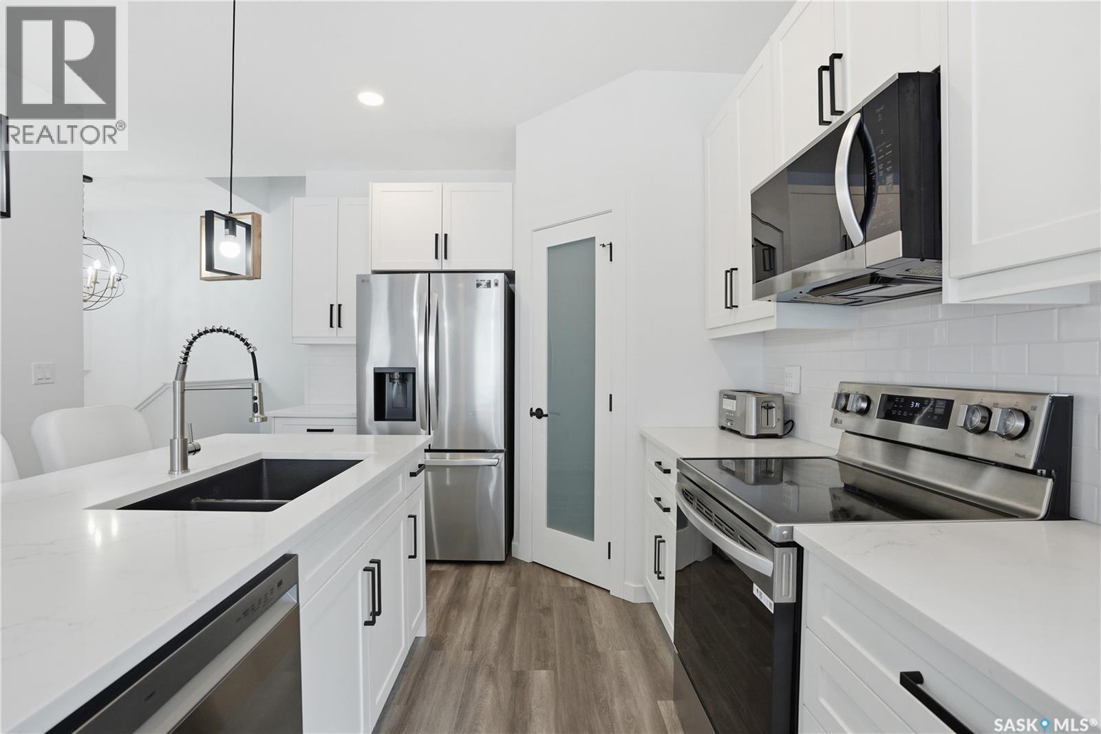 194 Sharma Lane, Saskatoon, SK - Indoor Photo Showing Kitchen With Stainless Steel Kitchen With Double Sink With Upgraded Kitchen