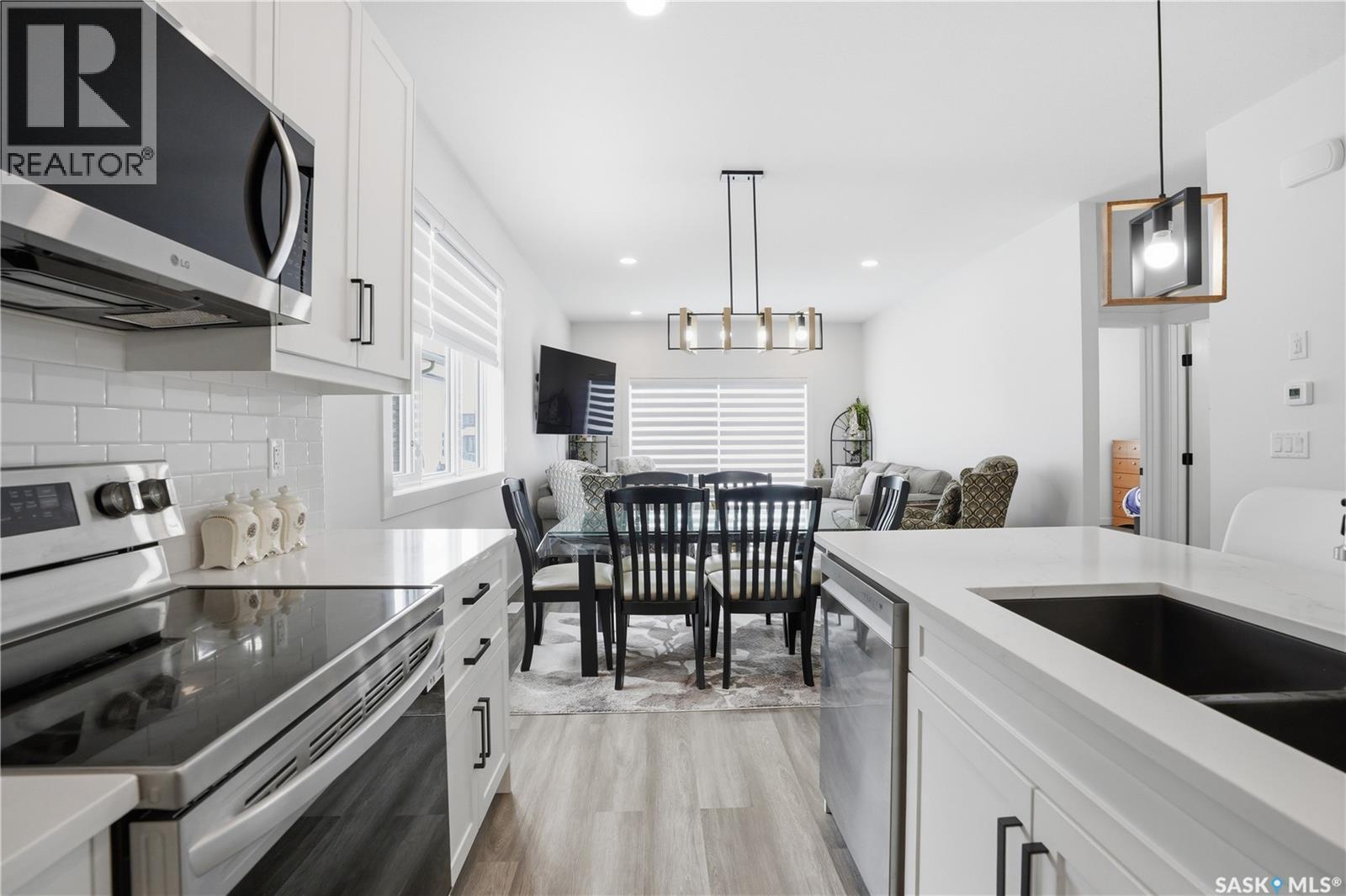 194 Sharma Lane, Saskatoon, SK - Indoor Photo Showing Kitchen With Upgraded Kitchen