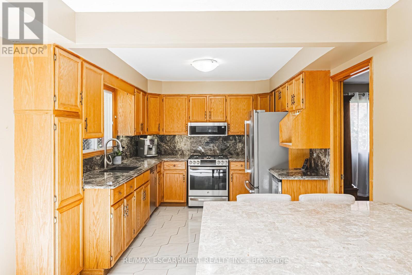 19 Glenhaven Court, Hamilton, ON - Indoor Photo Showing Kitchen With Double Sink