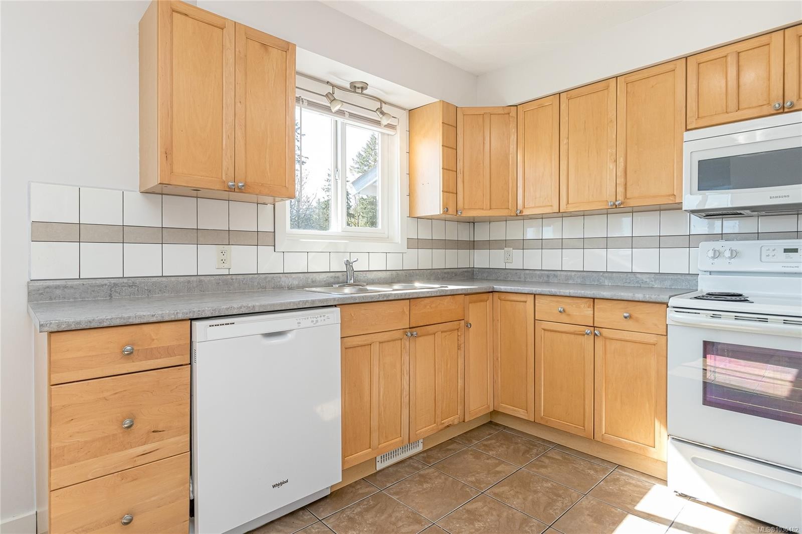 2148 Dodds Rd, Nanaimo, BC - Indoor Photo Showing Kitchen