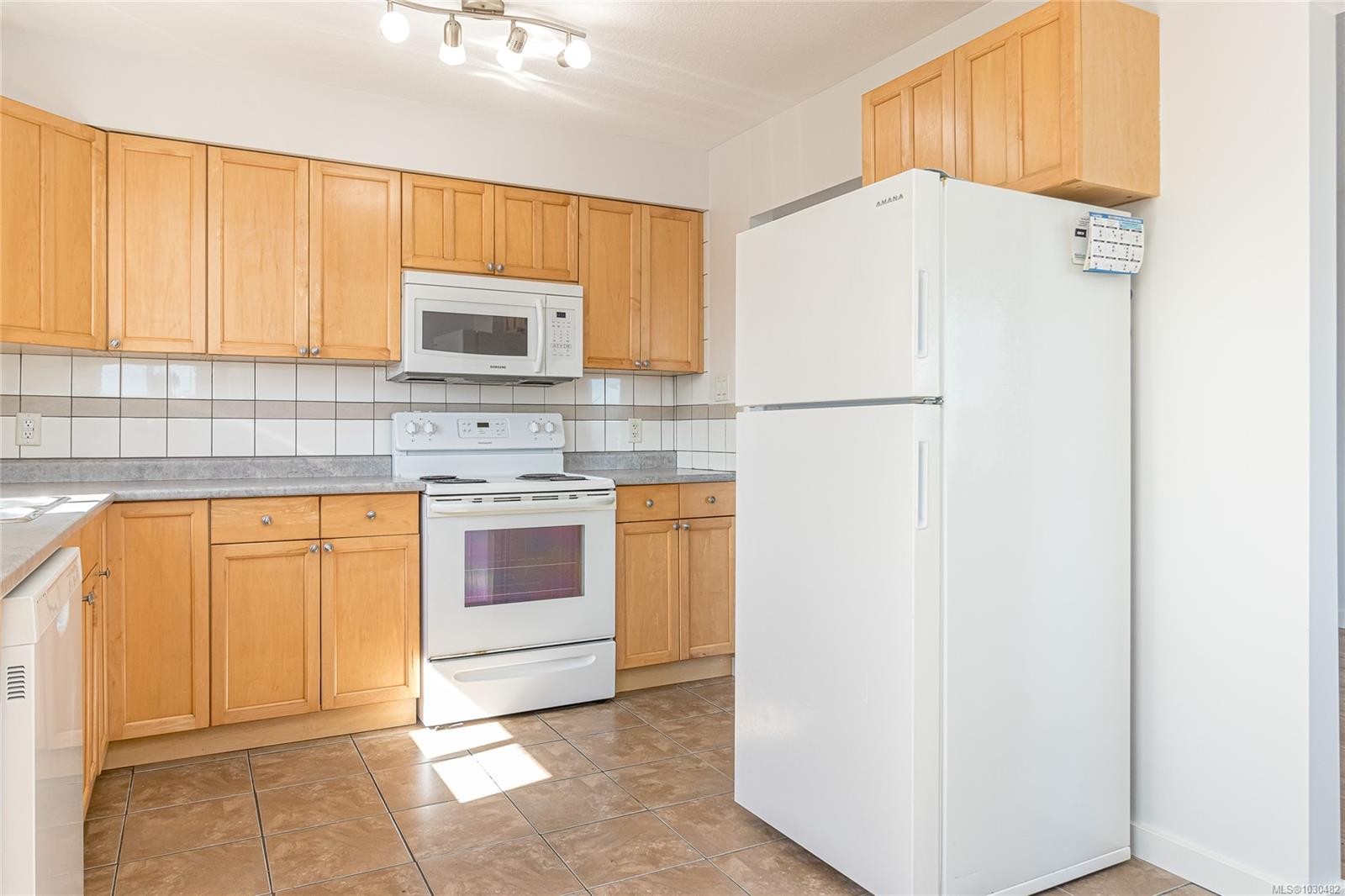 2148 Dodds Rd, Nanaimo, BC - Indoor Photo Showing Kitchen