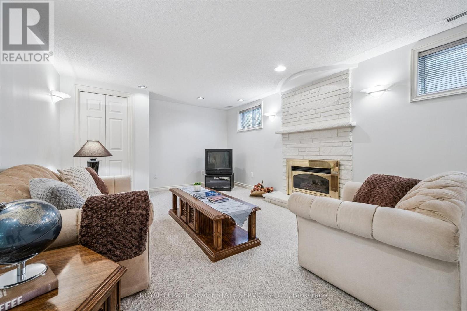 4085 Twine Crescent, Mississauga, ON - Indoor With Fireplace