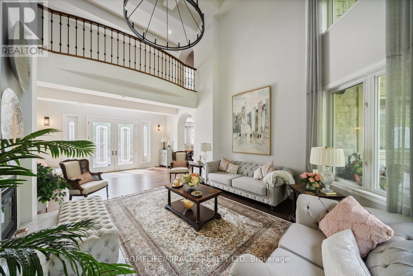 12 Deer Run, Uxbridge, ON - Indoor Photo Showing Living Room