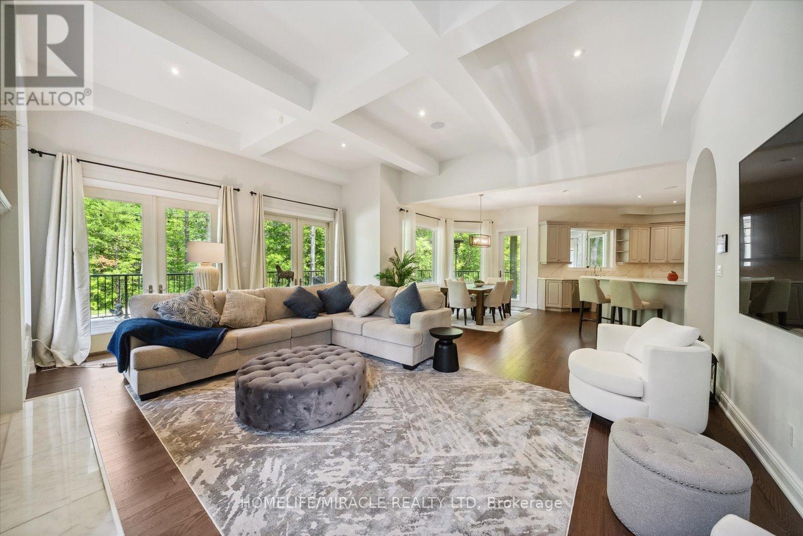 12 Deer Run, Uxbridge, ON - Indoor Photo Showing Living Room