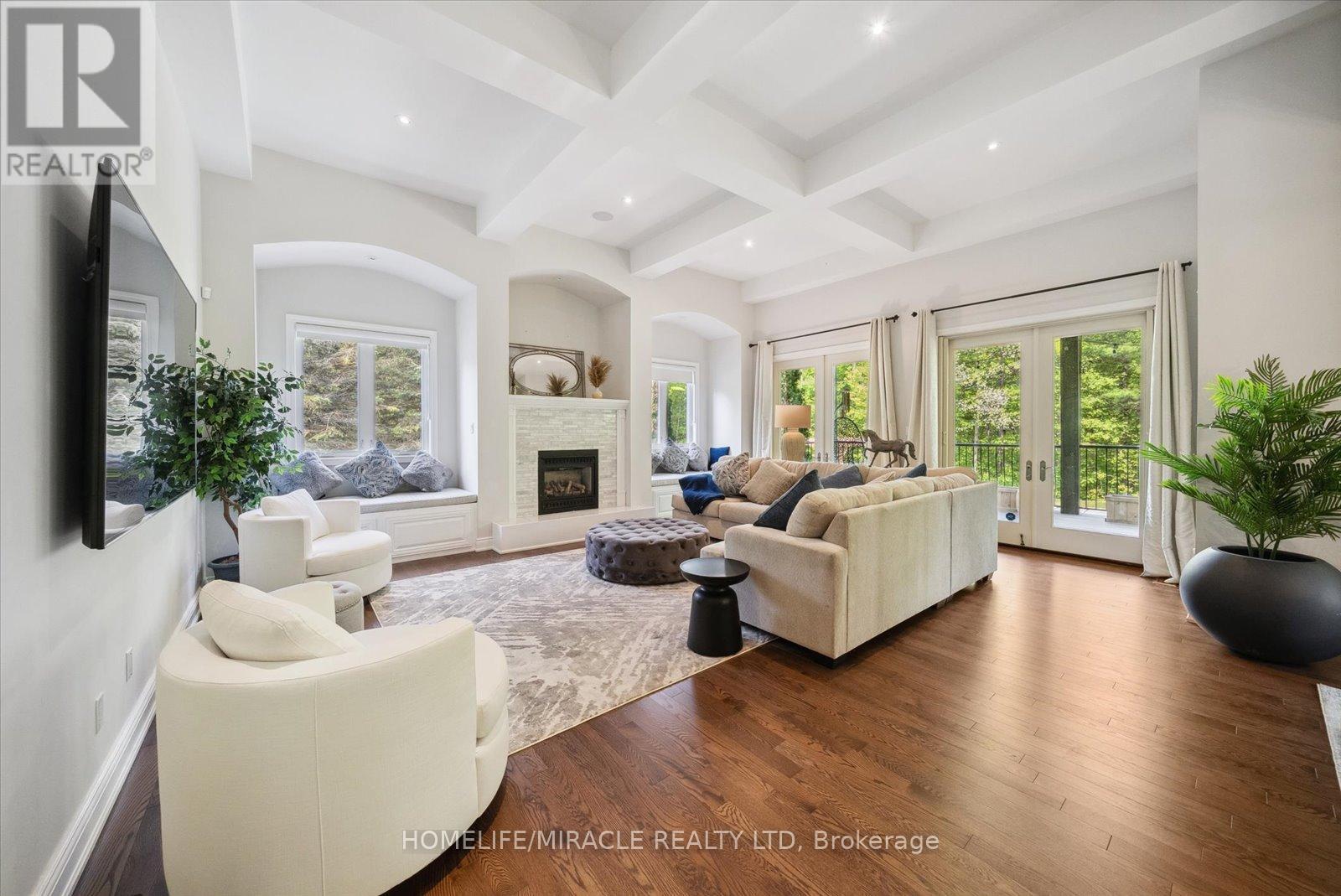 12 Deer Run, Uxbridge, ON - Indoor Photo Showing Living Room With Fireplace