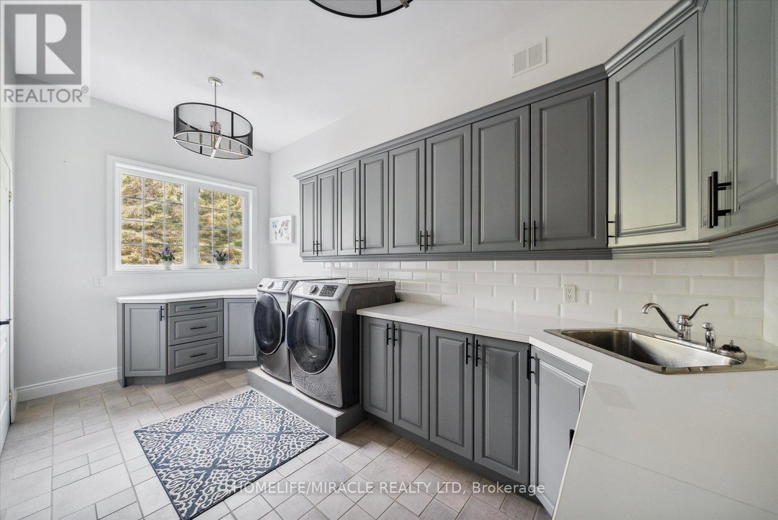 12 Deer Run, Uxbridge, ON - Indoor Photo Showing Laundry Room