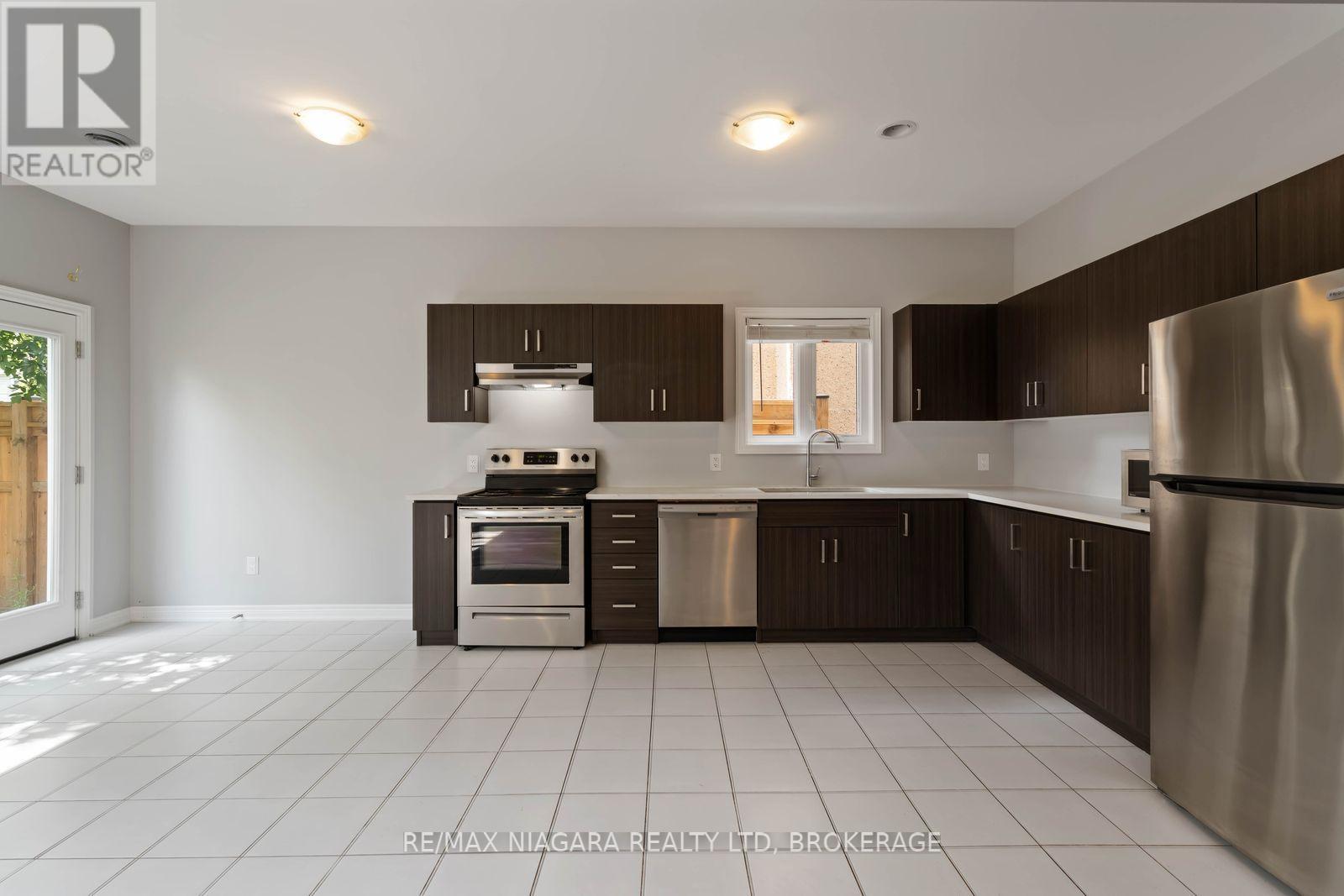 81 Grove Street, Welland (Welland Downtown), ON - Indoor Photo Showing Kitchen