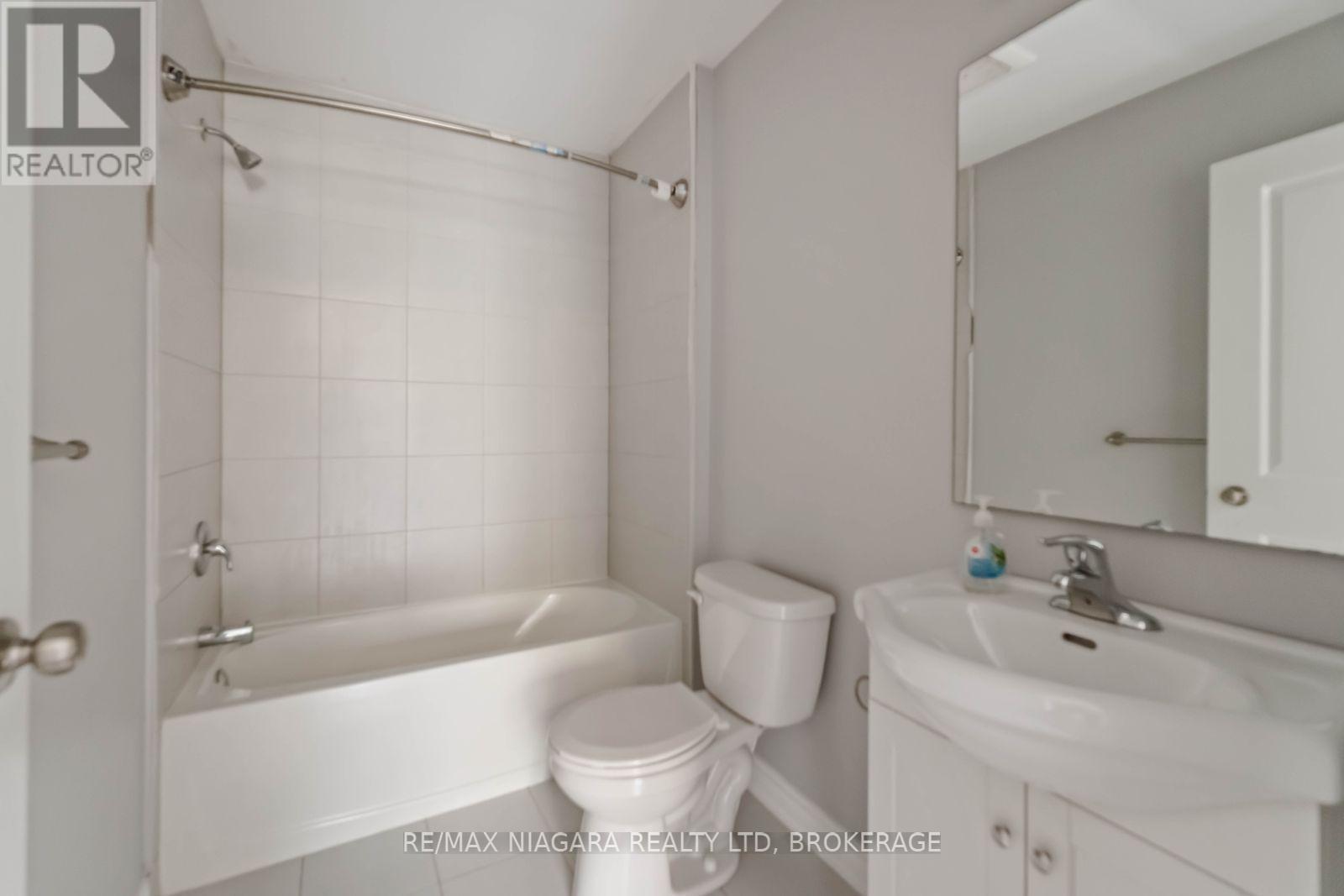 81 Grove Street, Welland (Welland Downtown), ON - Indoor Photo Showing Bathroom