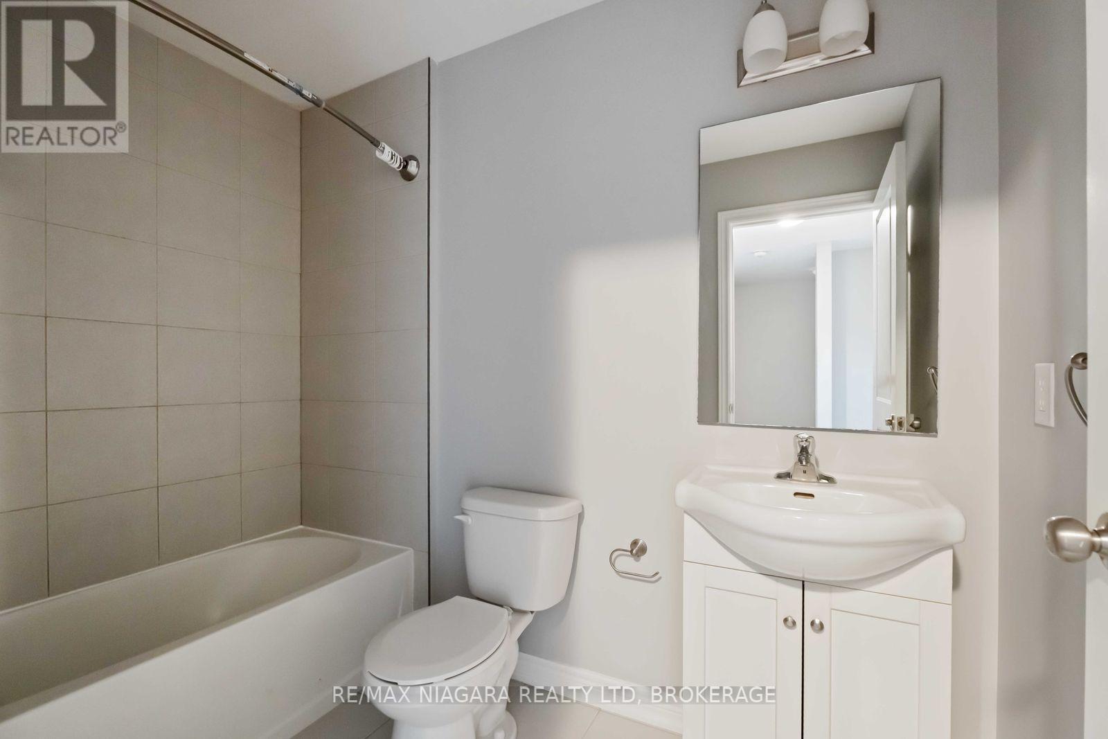 81 Grove Street, Welland (Welland Downtown), ON - Indoor Photo Showing Bathroom
