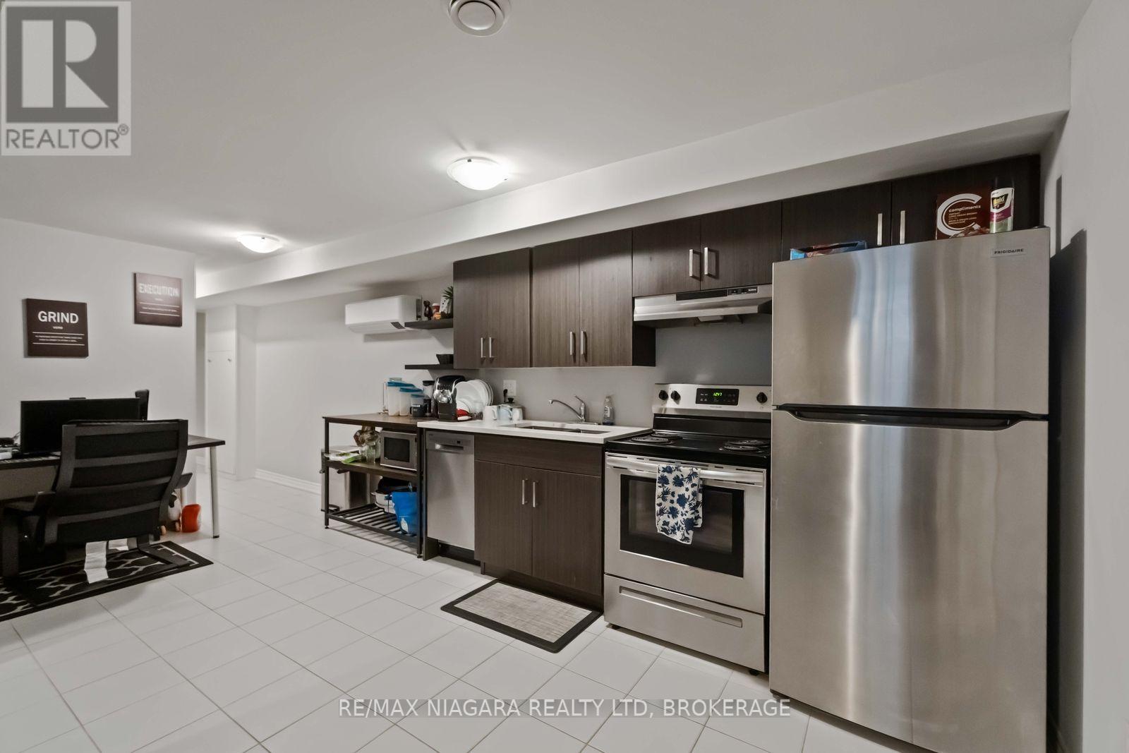 81 Grove Street, Welland (Welland Downtown), ON - Indoor Photo Showing Kitchen
